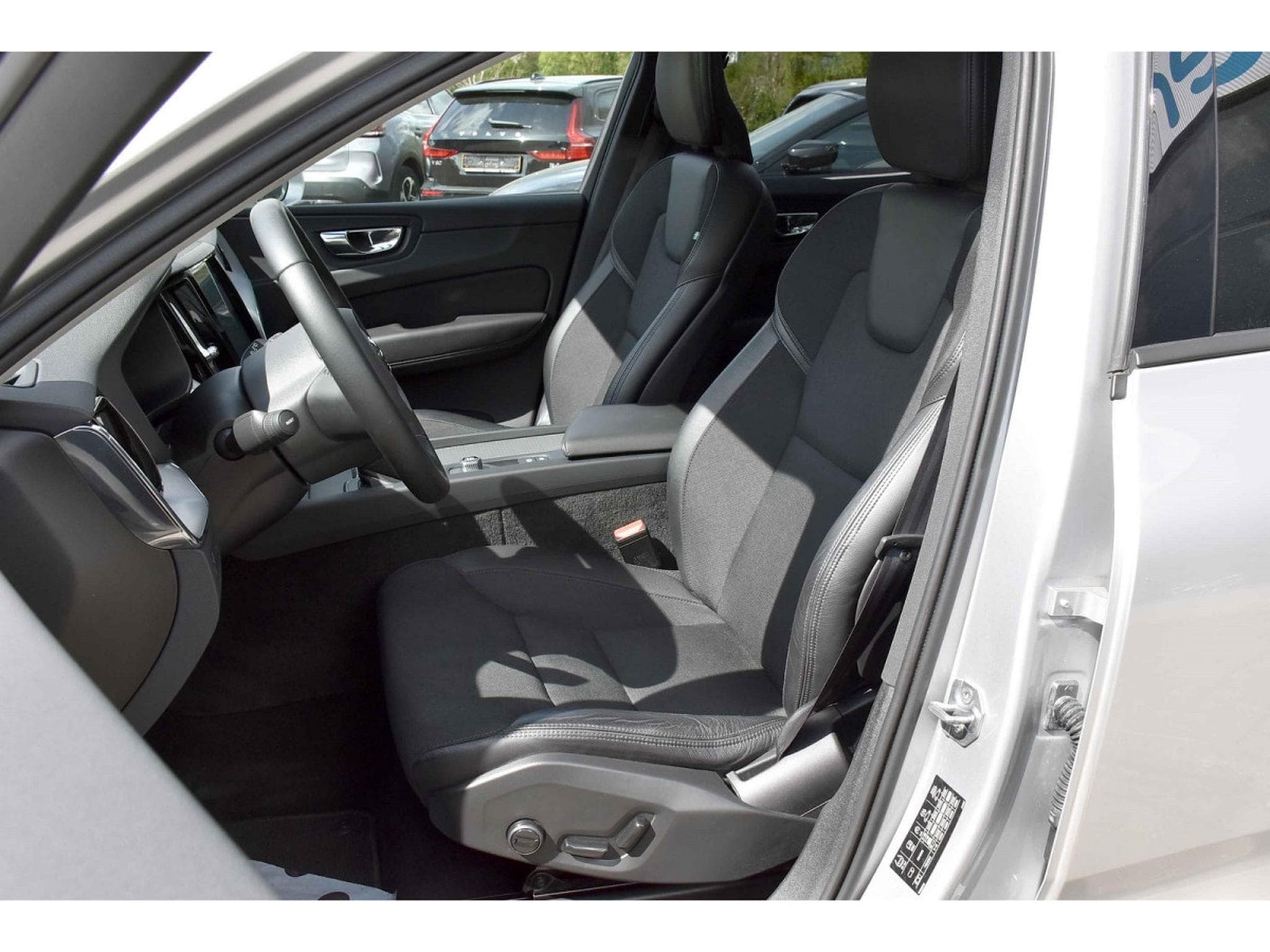 Volvo XC60 2.0 T5 Momentum Geartronic MEMO PANO BLIS CAM360 1° MAIN (2019) - Foto 6