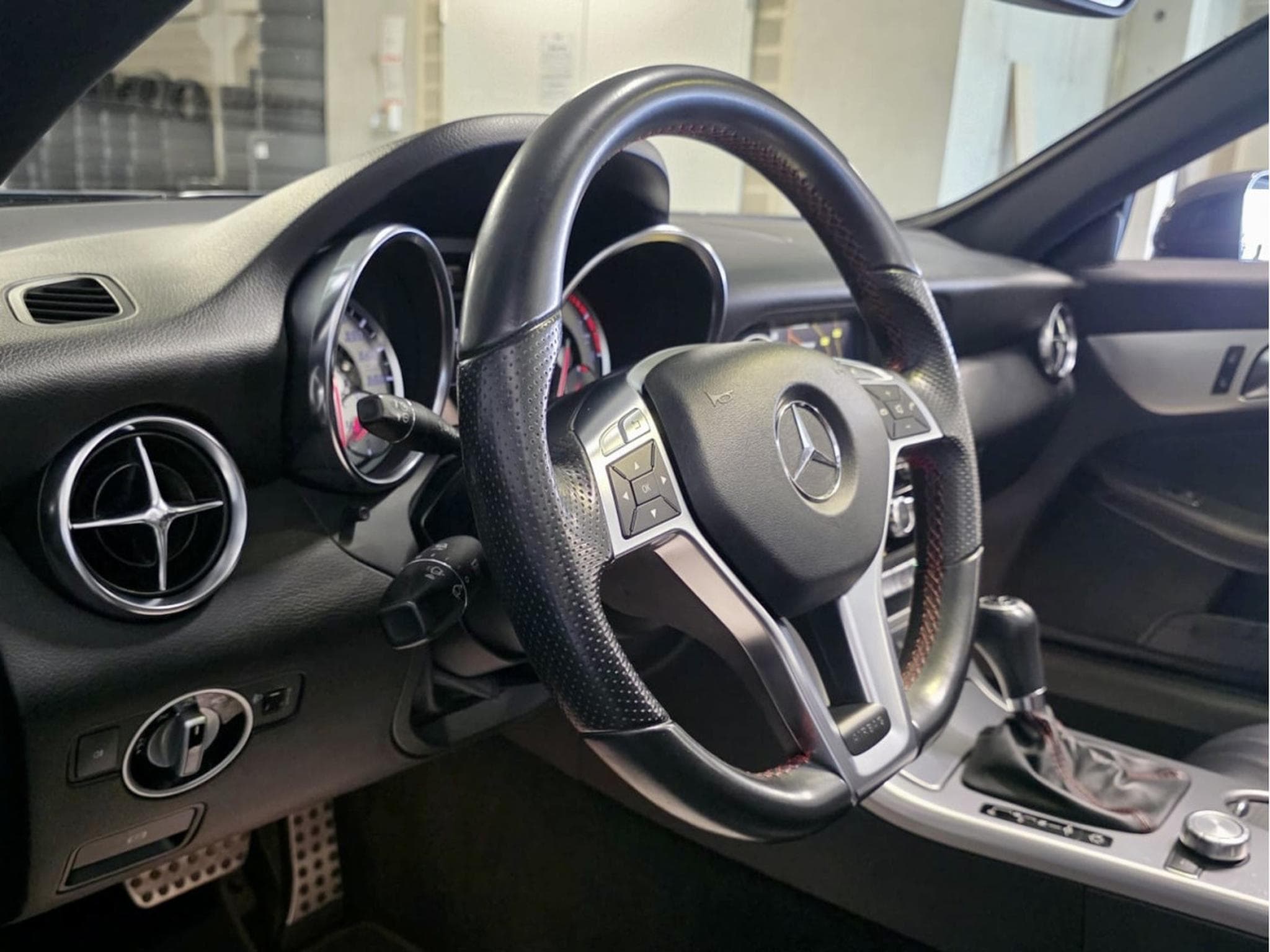 Mercedes SLK AMG LINE AIRSCARF AUTO CUIR NAVI (2012) - Photo 9