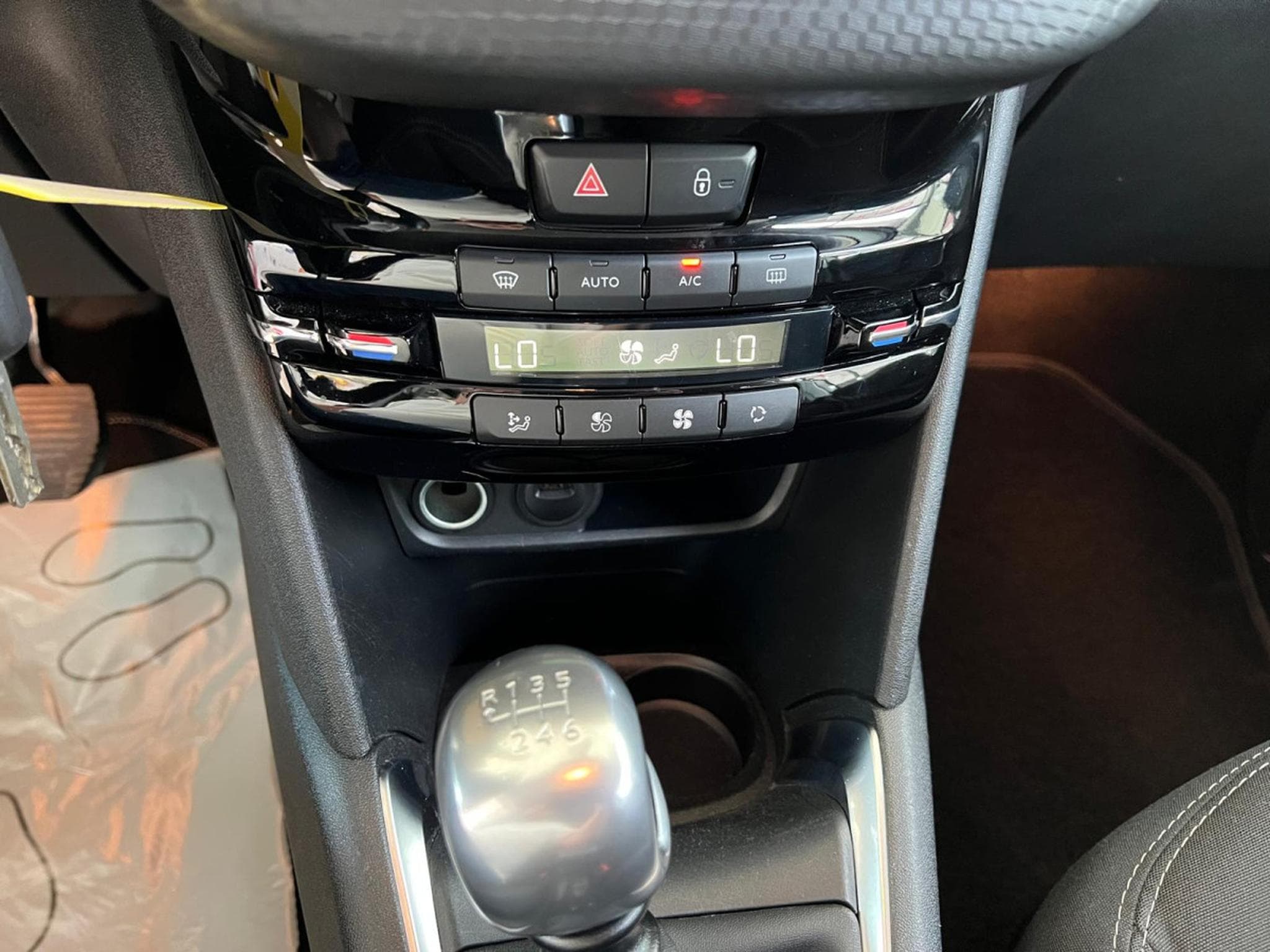 Peugeot 208 Signature 110, NAVI, PDC , BLUETOOTH, LED, KM 30000 (2019) - Photo 10