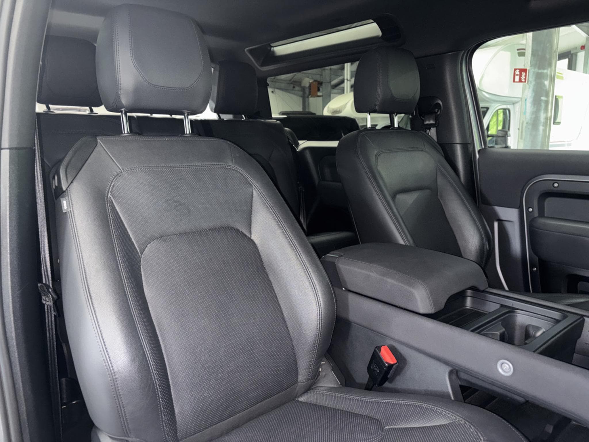 Land-Rover Defender 3.0D 90 AWD 200HP auto (2022) - Photo 13