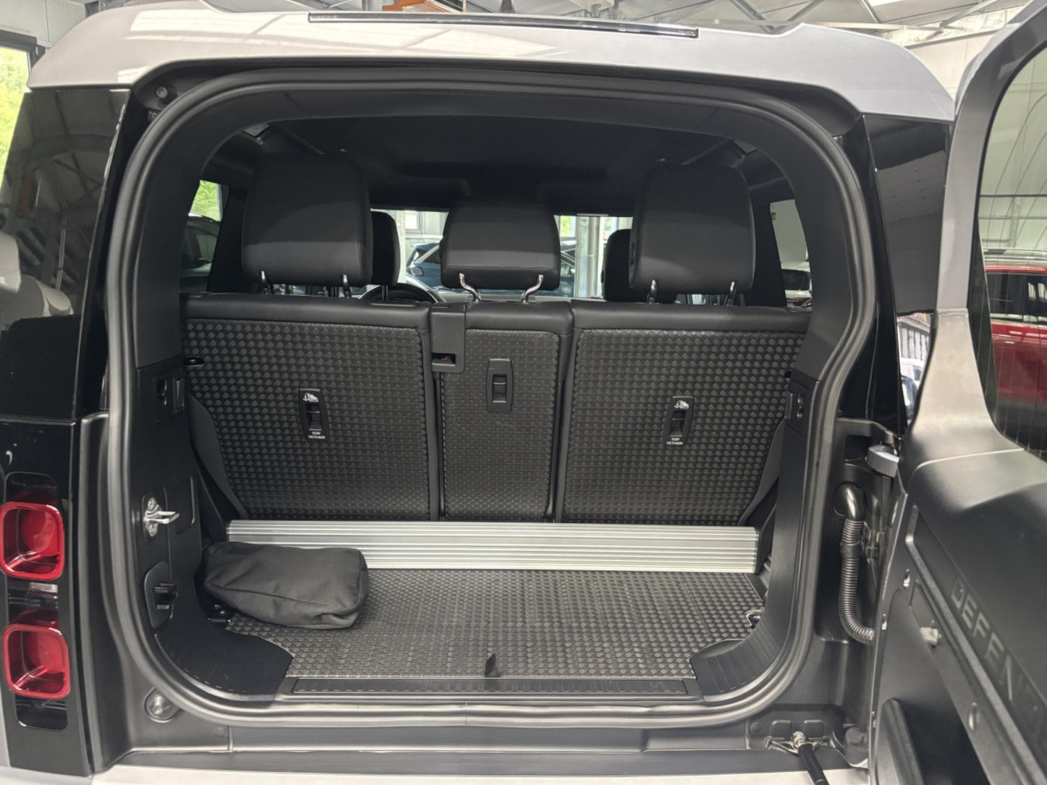 Land-Rover Defender 3.0D 90 AWD 200HP auto (2022) - Photo 15