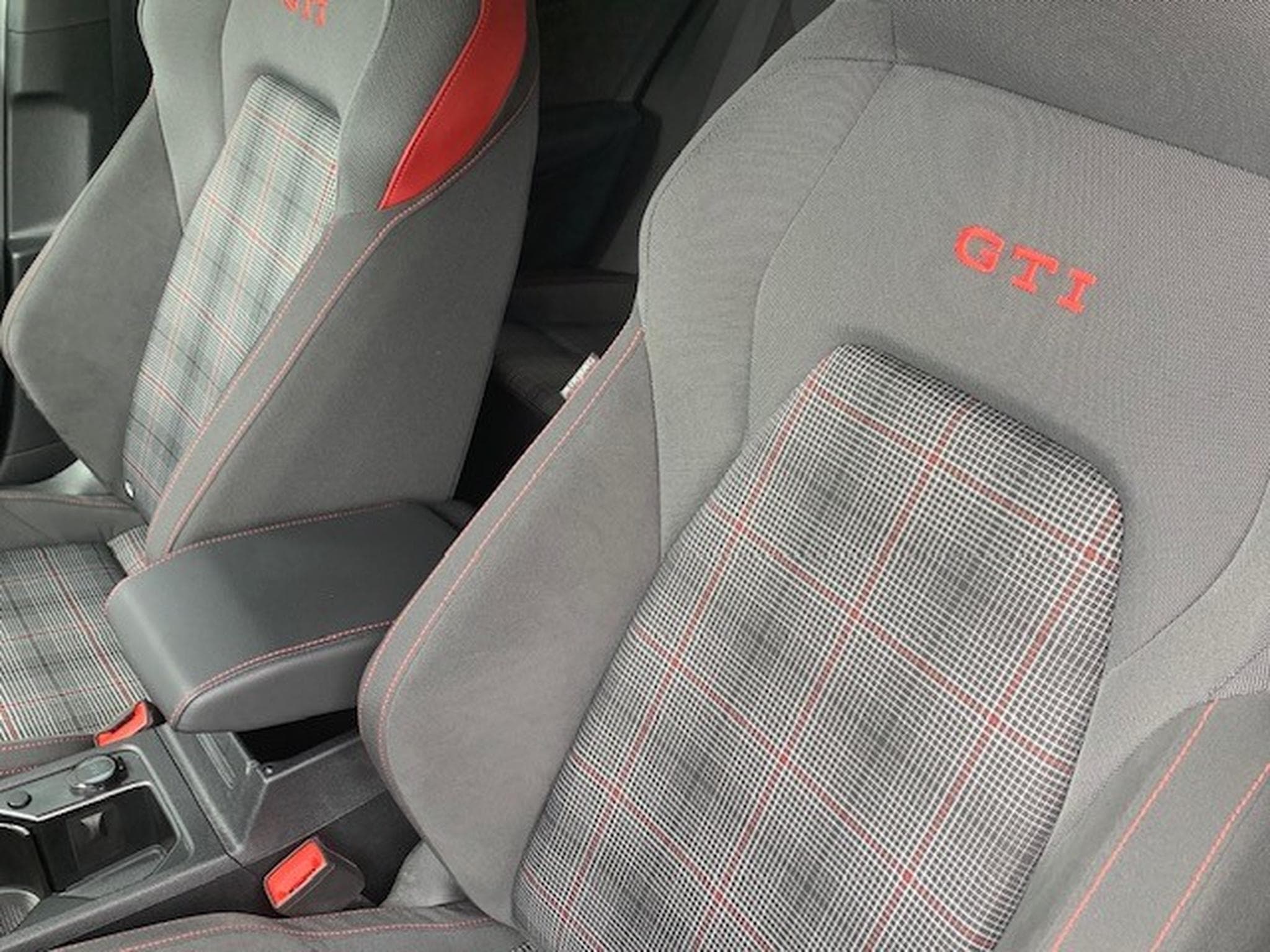 VW Golf GTI 2.0TSI 245CV DSG7 (2024) - Photo 2