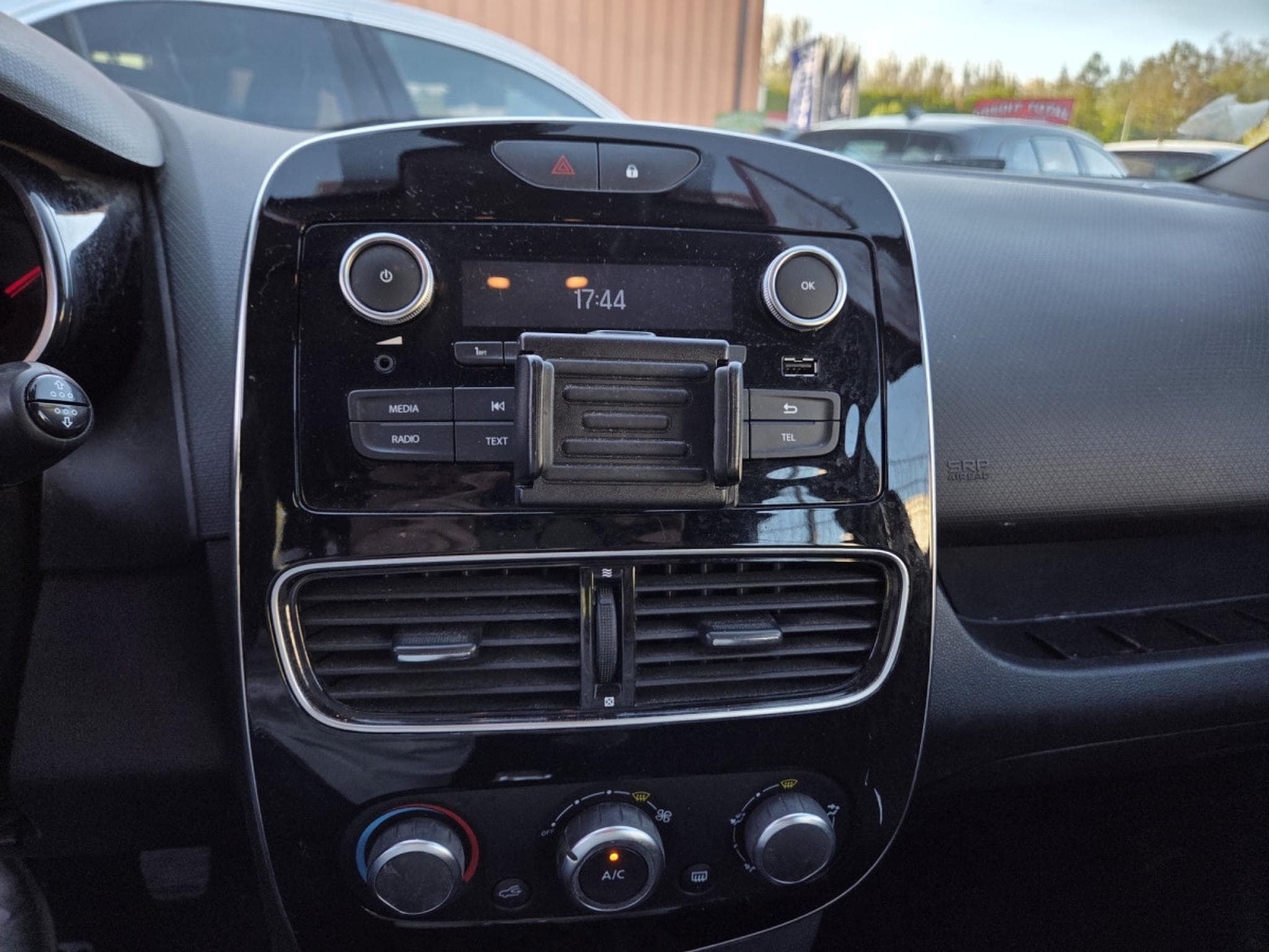 Renault Clio IV TREND ESSENCE (2019) - Photo 11
