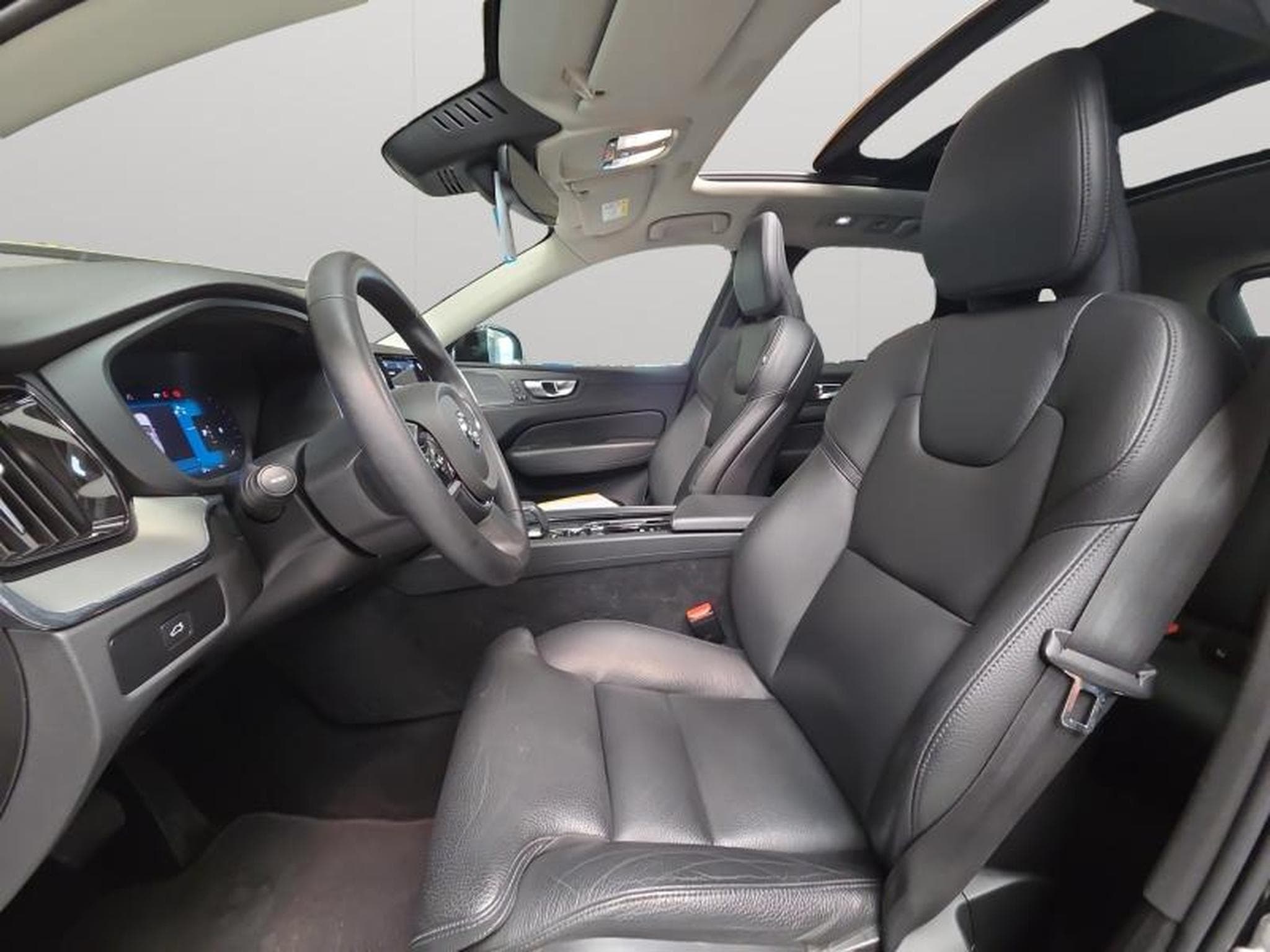 Volvo XC60 B4 Plus Dark / Essence (2024) - Photo 11