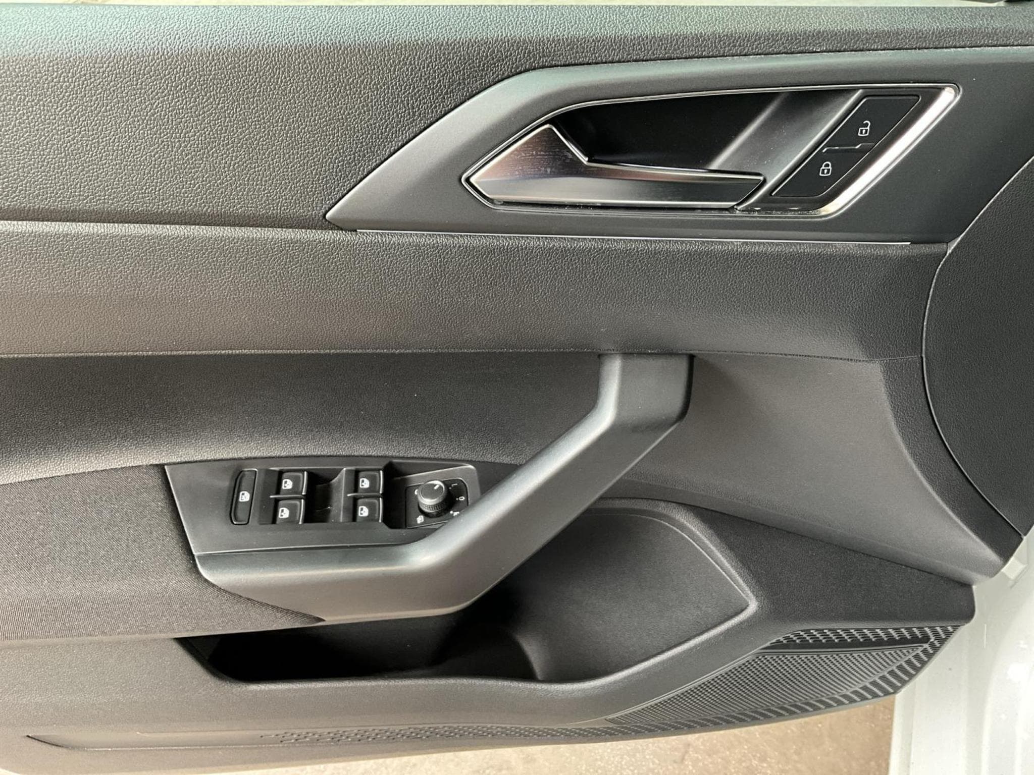 VW Taigo R-Line+DSG+Black-Style+Keyless+AHK (2023) - Foto 14