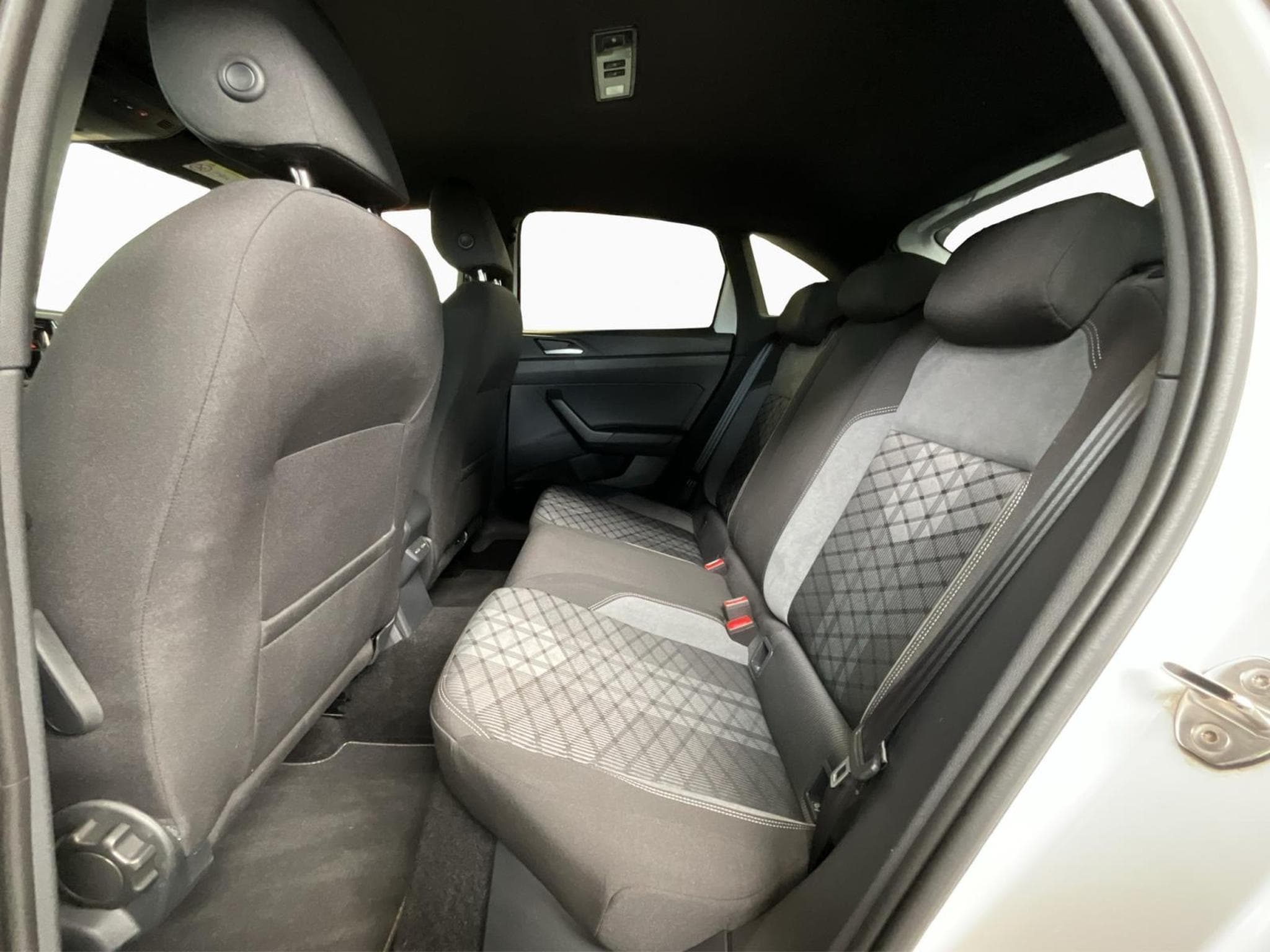 VW Taigo R-Line+DSG+Black-Style+Keyless+AHK (2023) - Foto 15