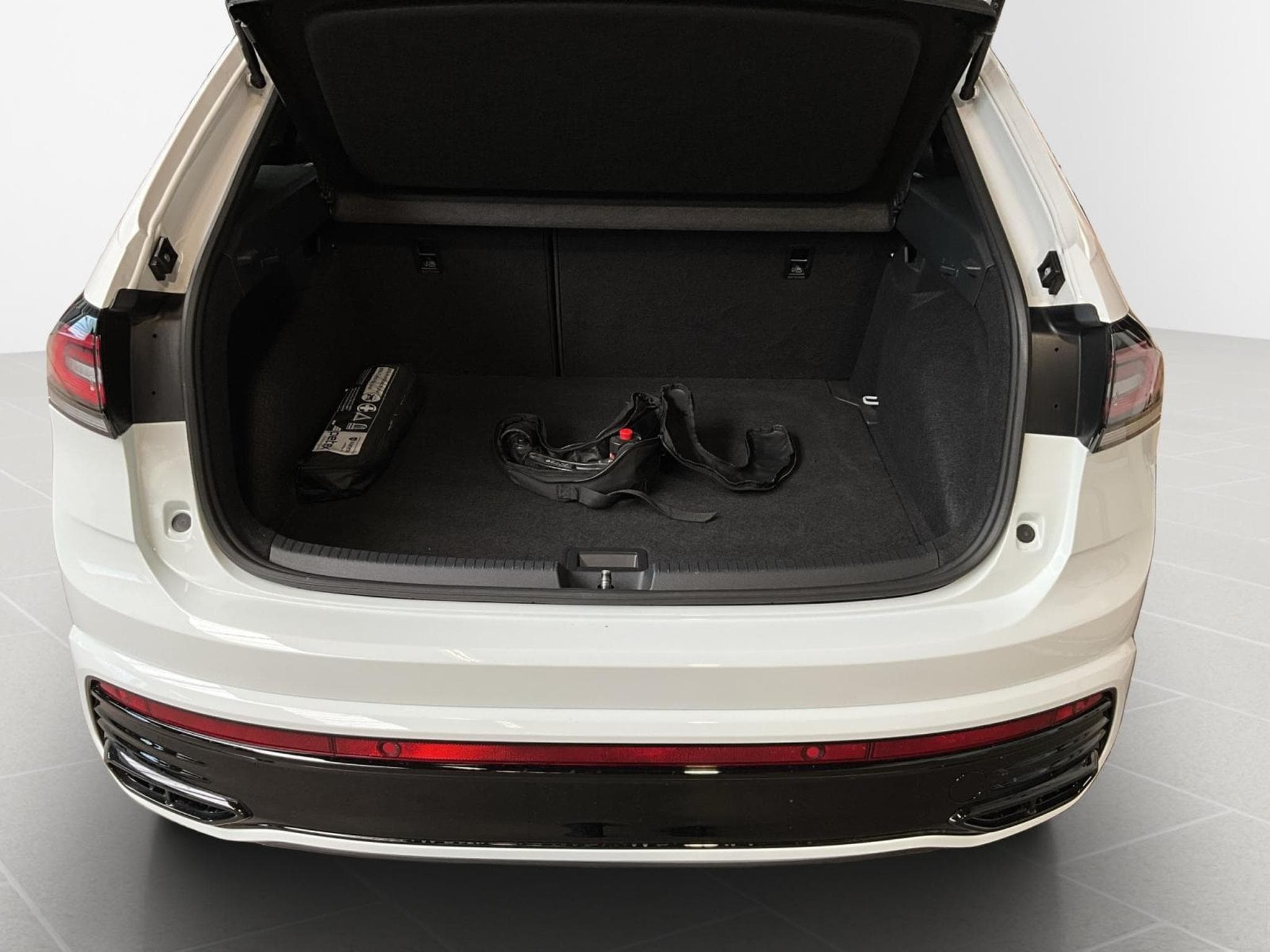 VW Taigo R-Line+DSG+Black-Style+Keyless+AHK (2023) - Foto 16
