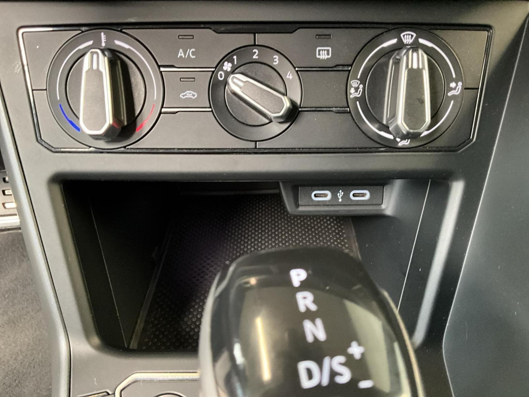 VW Taigo R-Line+DSG+Black-Style+Keyless+AHK (2023) - Foto 19
