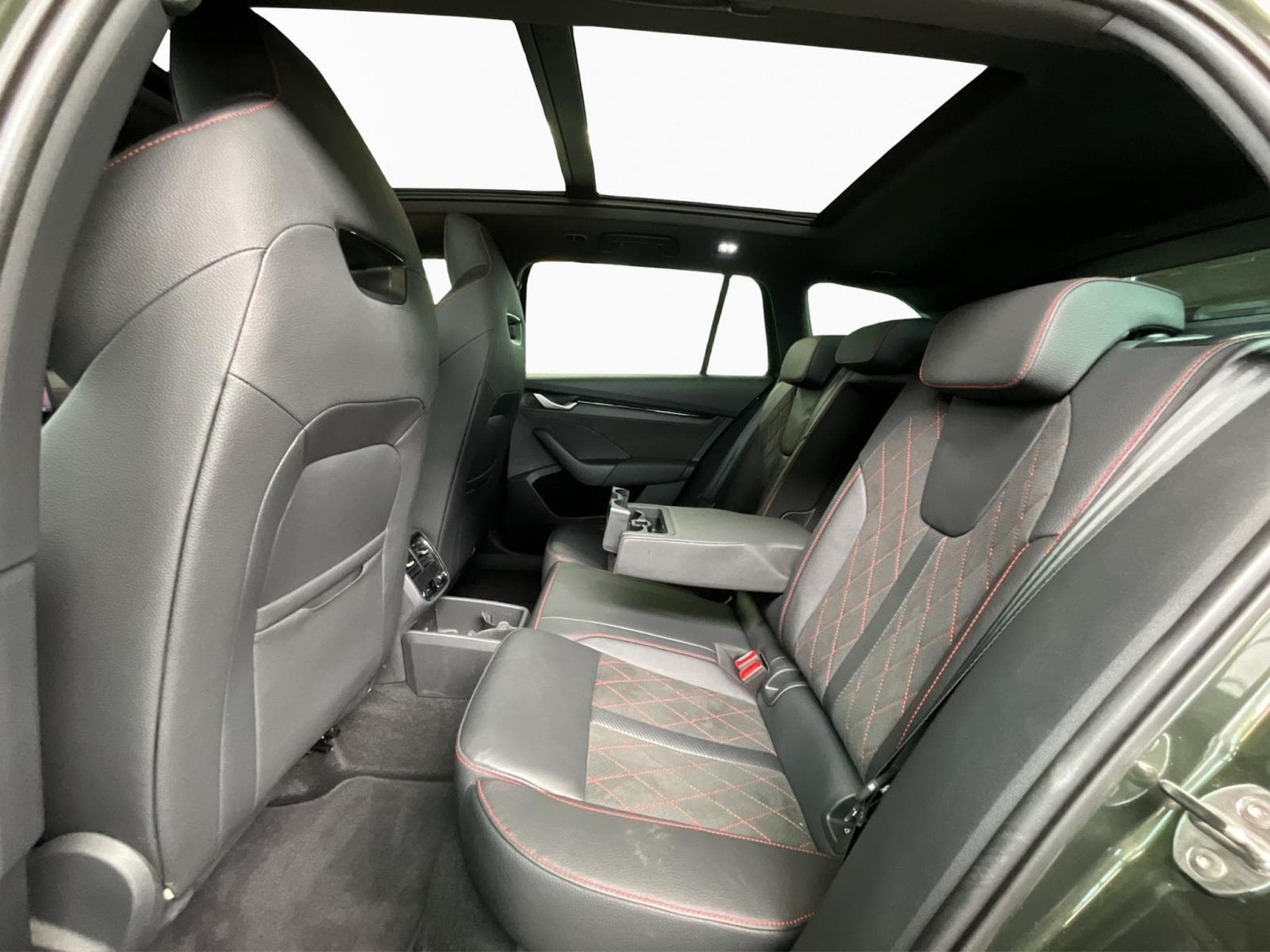 Skoda Octavia Combi+RS+DSG+SUEDIA+Pano+360+AHK (2025) - Photo 16