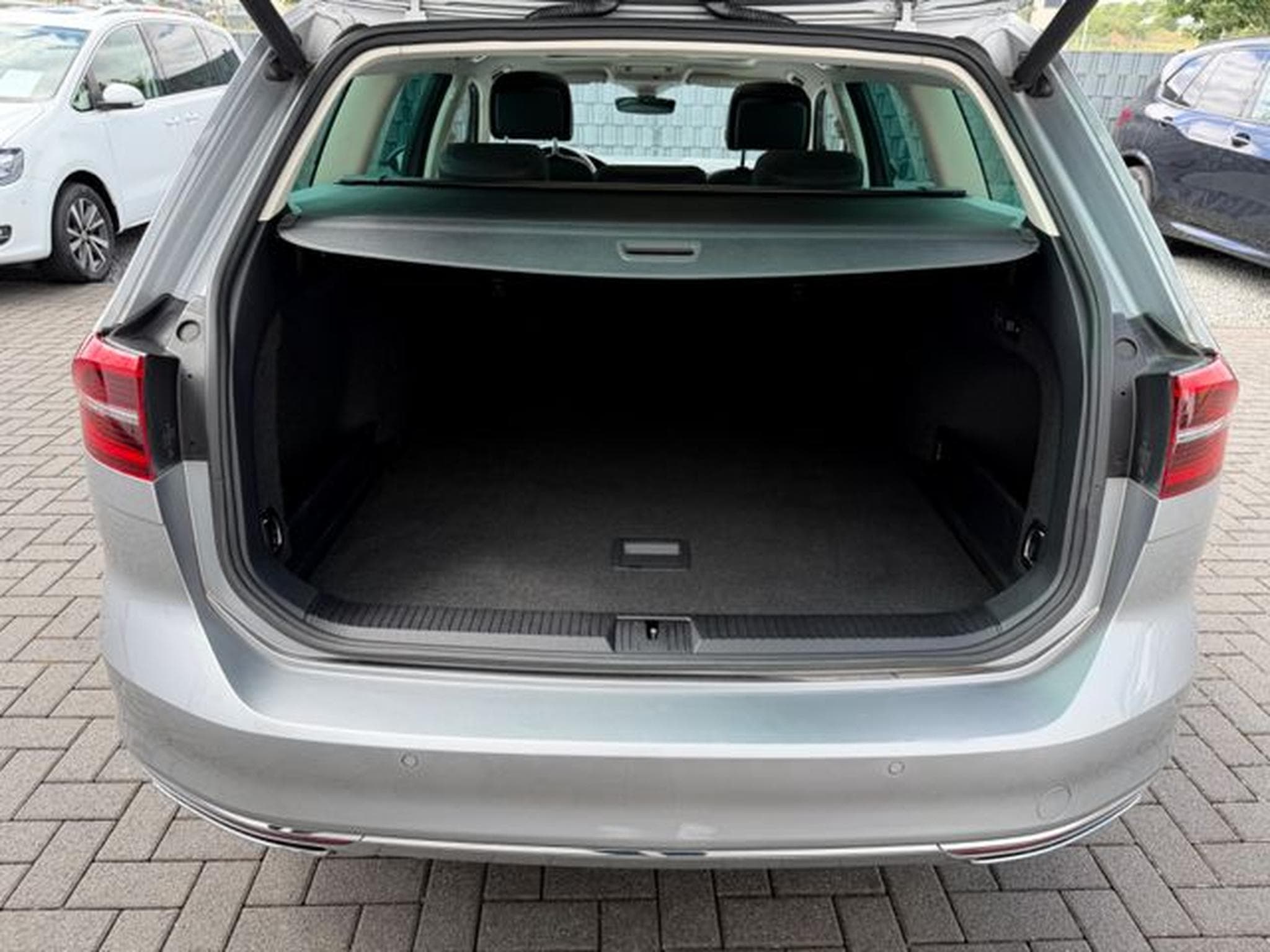 VW Passat Passat Variant R Line 2.0 TDI DSG 4Motion (2019) - Photo 25