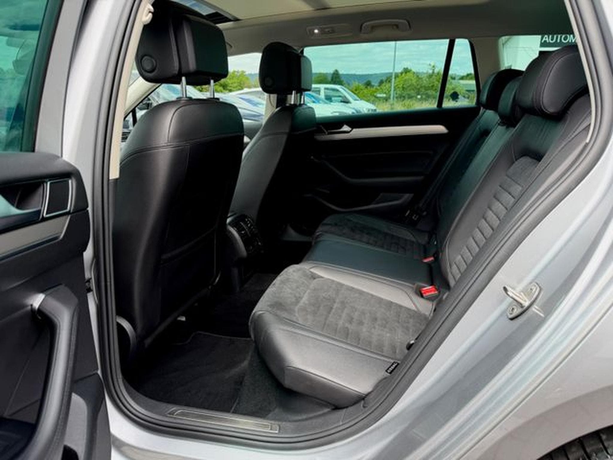 VW Passat Passat Variant R Line 2.0 TDI DSG 4Motion (2019) - Photo 14