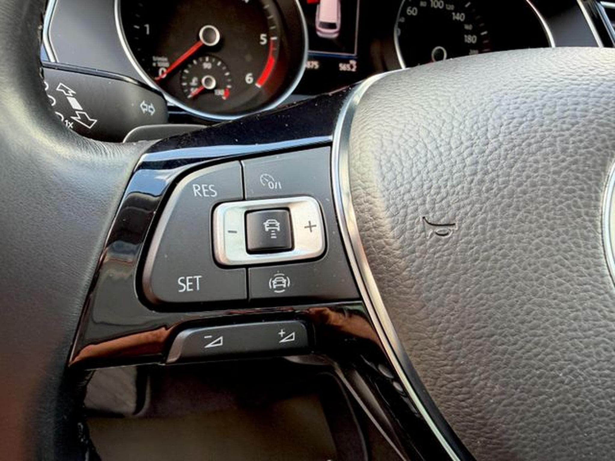 VW Passat Passat Variant R Line 2.0 TDI DSG 4Motion (2019) - Photo 26