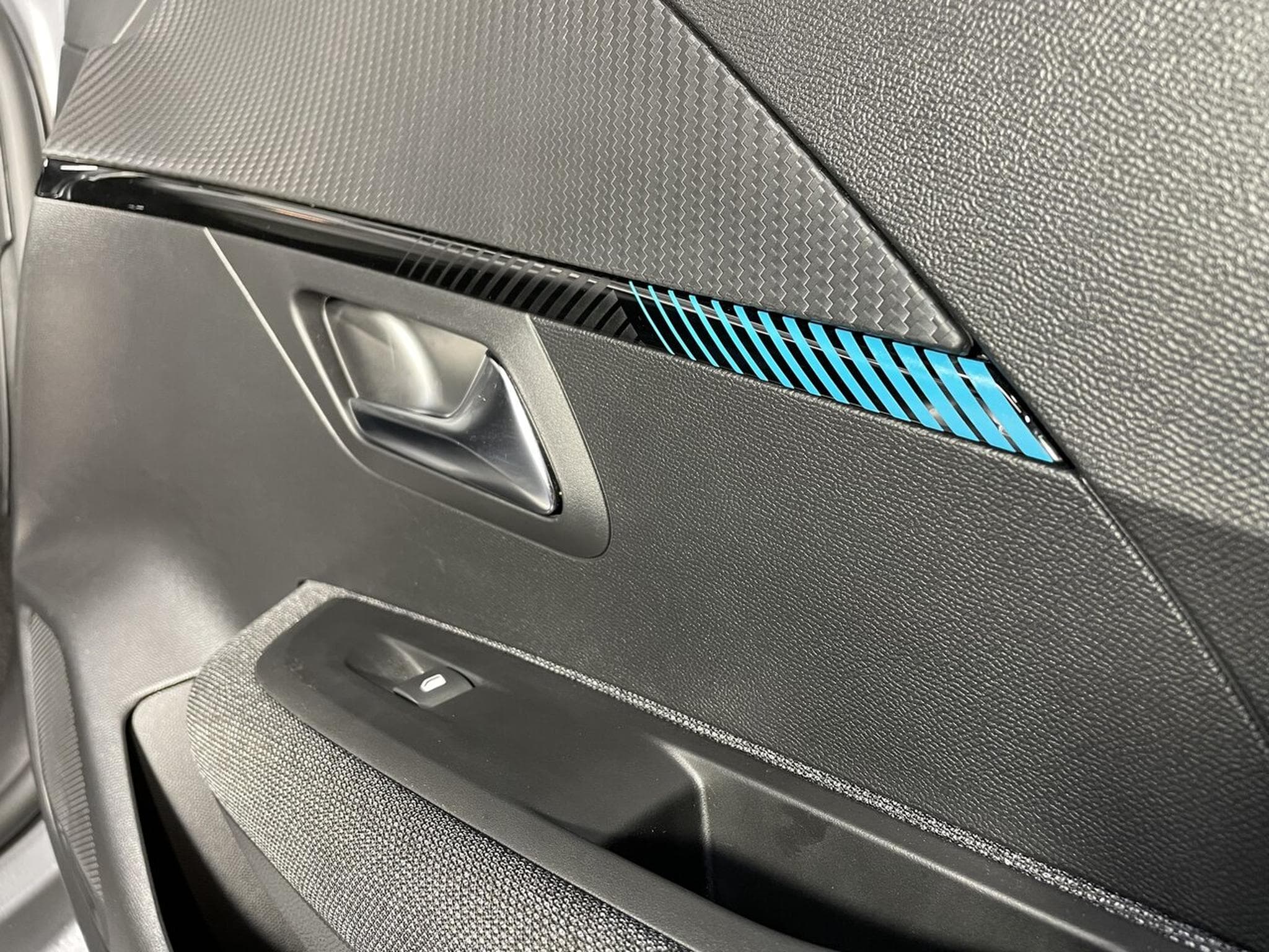 Peugeot 208 1.2 ESSENCE 75 CV STYLE CARPLAY 5P (2023) - Photo 6