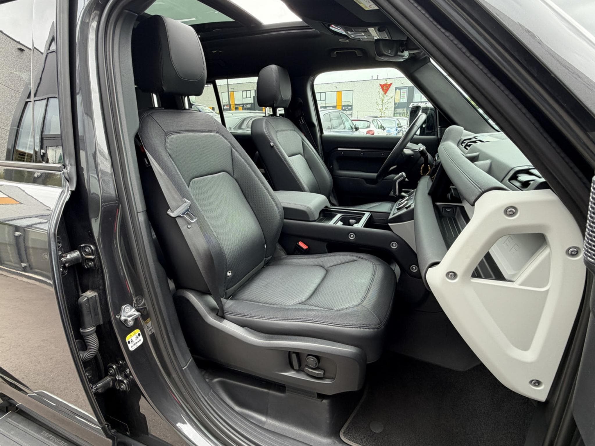 Land-Rover Defender Defender 110 Hybrid X-Dynamic SE/CARPATHIAN (2023) - Photo 22