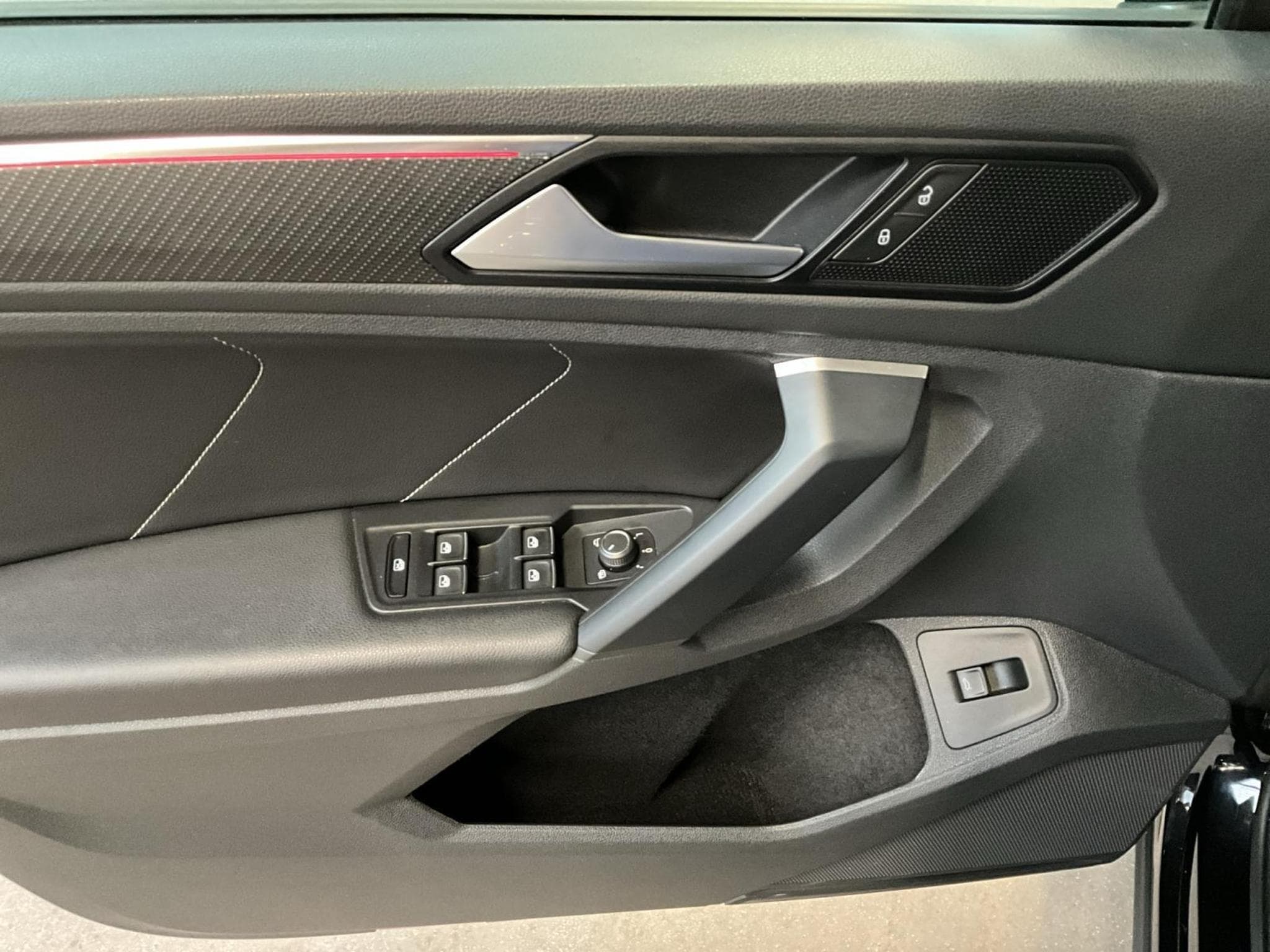 VW Tiguan R-Line+DSG+4M+Black-Style+Pano+AHK+Matrix (2020) - Foto 14