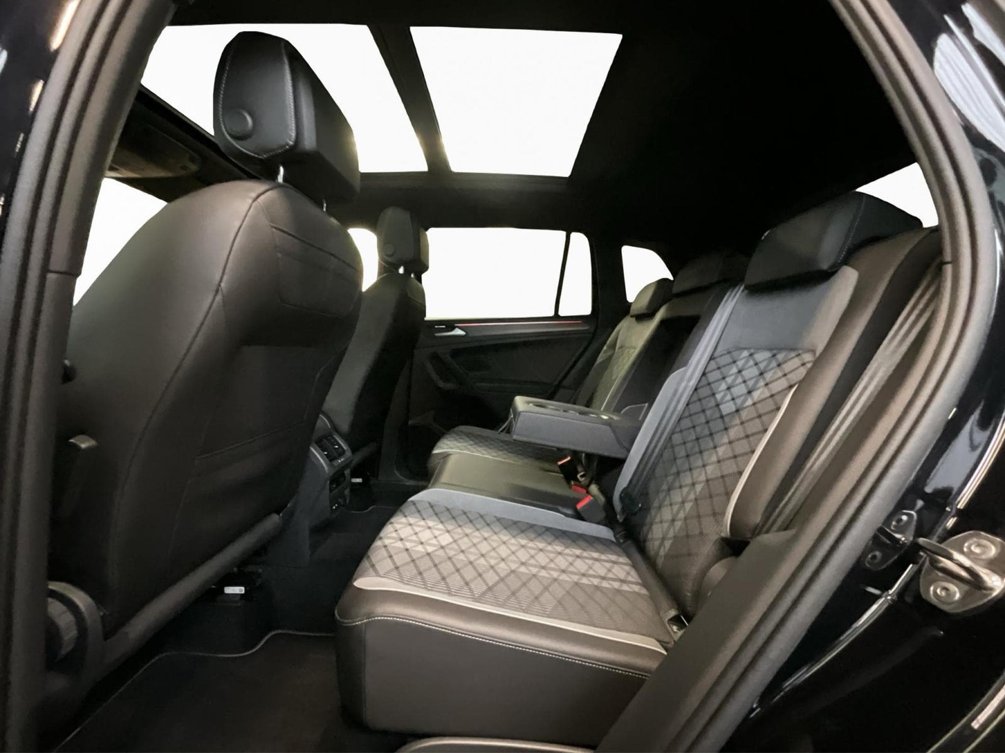 VW Tiguan R-Line+DSG+4M+Black-Style+Pano+AHK+Matrix (2020) - Foto 16