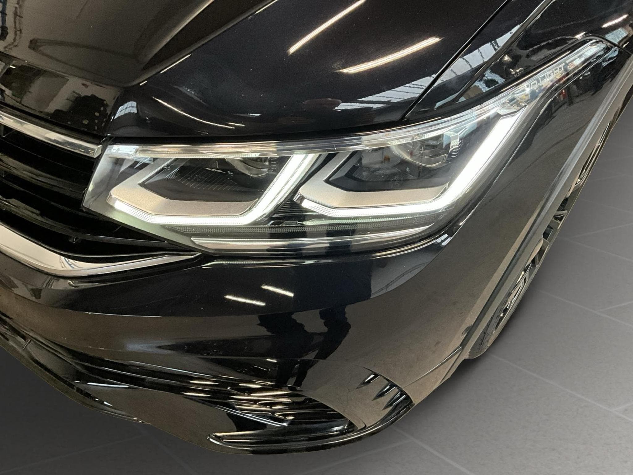 VW Tiguan R-Line+DSG+4M+Black-Style+Pano+AHK+Matrix (2020) - Foto 18