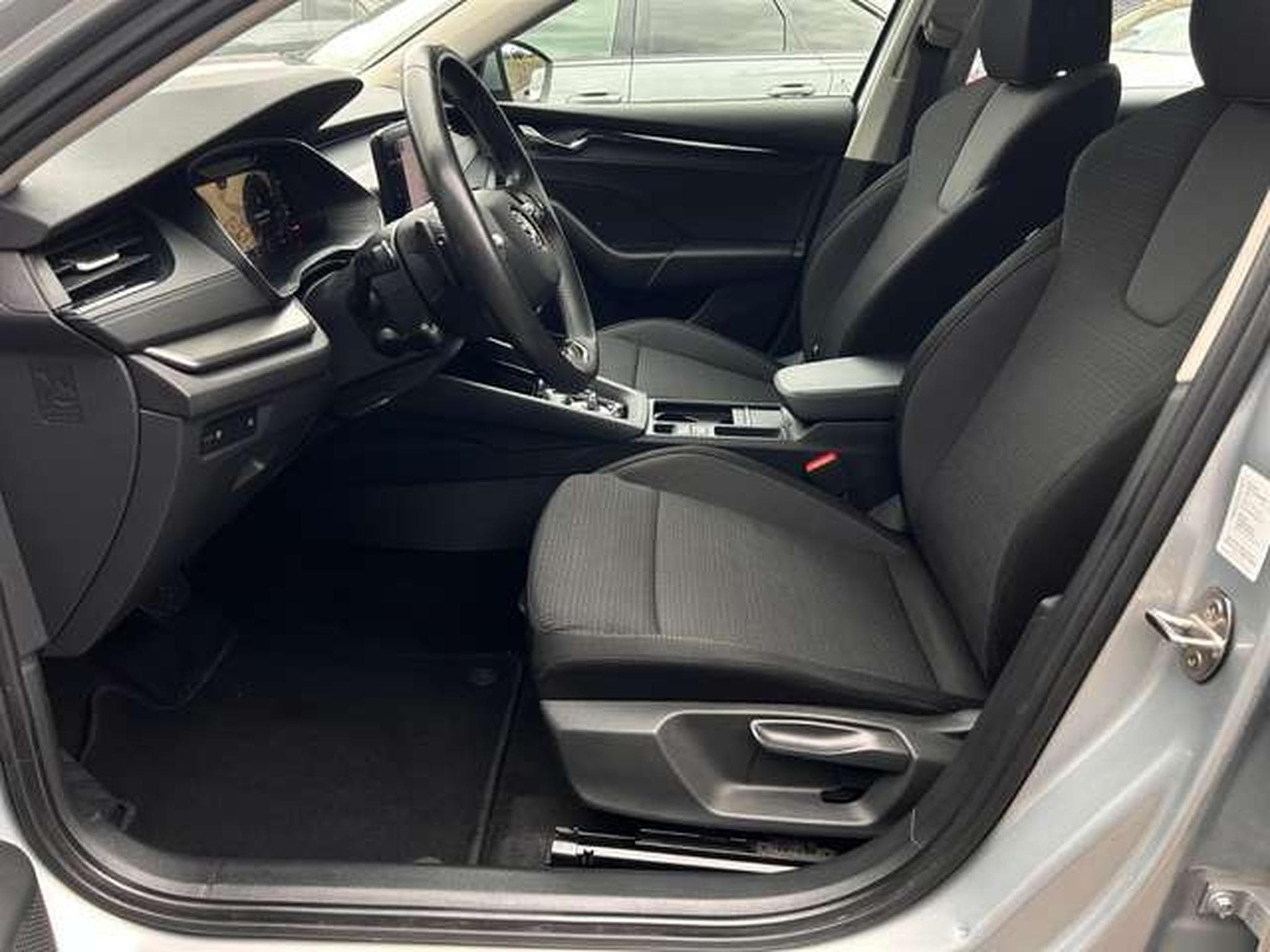 Skoda Octavia 2.0 TDI 116 DSG7 AMBITION (2023) - Photo 12