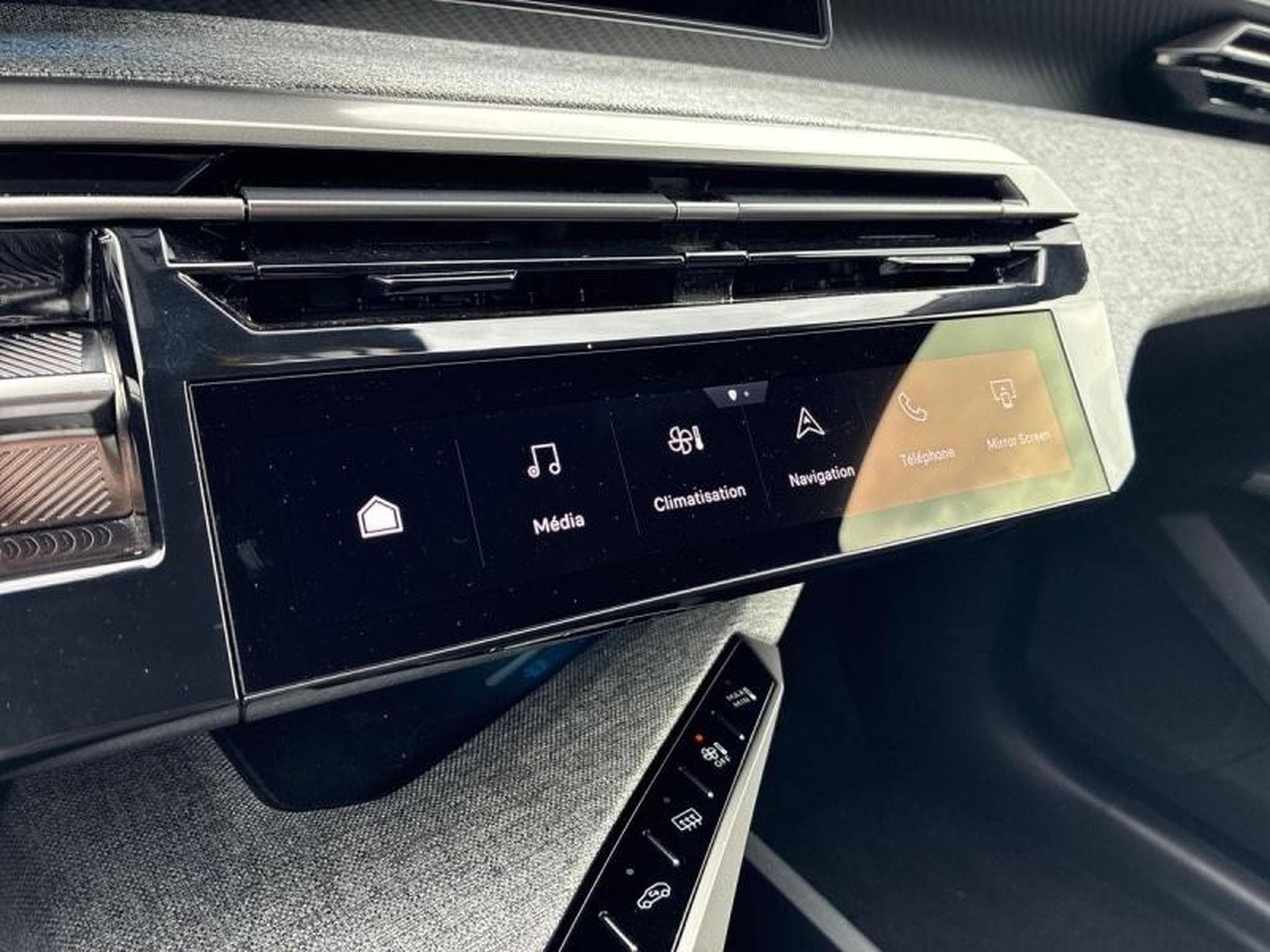 PEUGEOT 5008 Hybrid 136ch Allure e-DCS6 (2025) - Photo 9