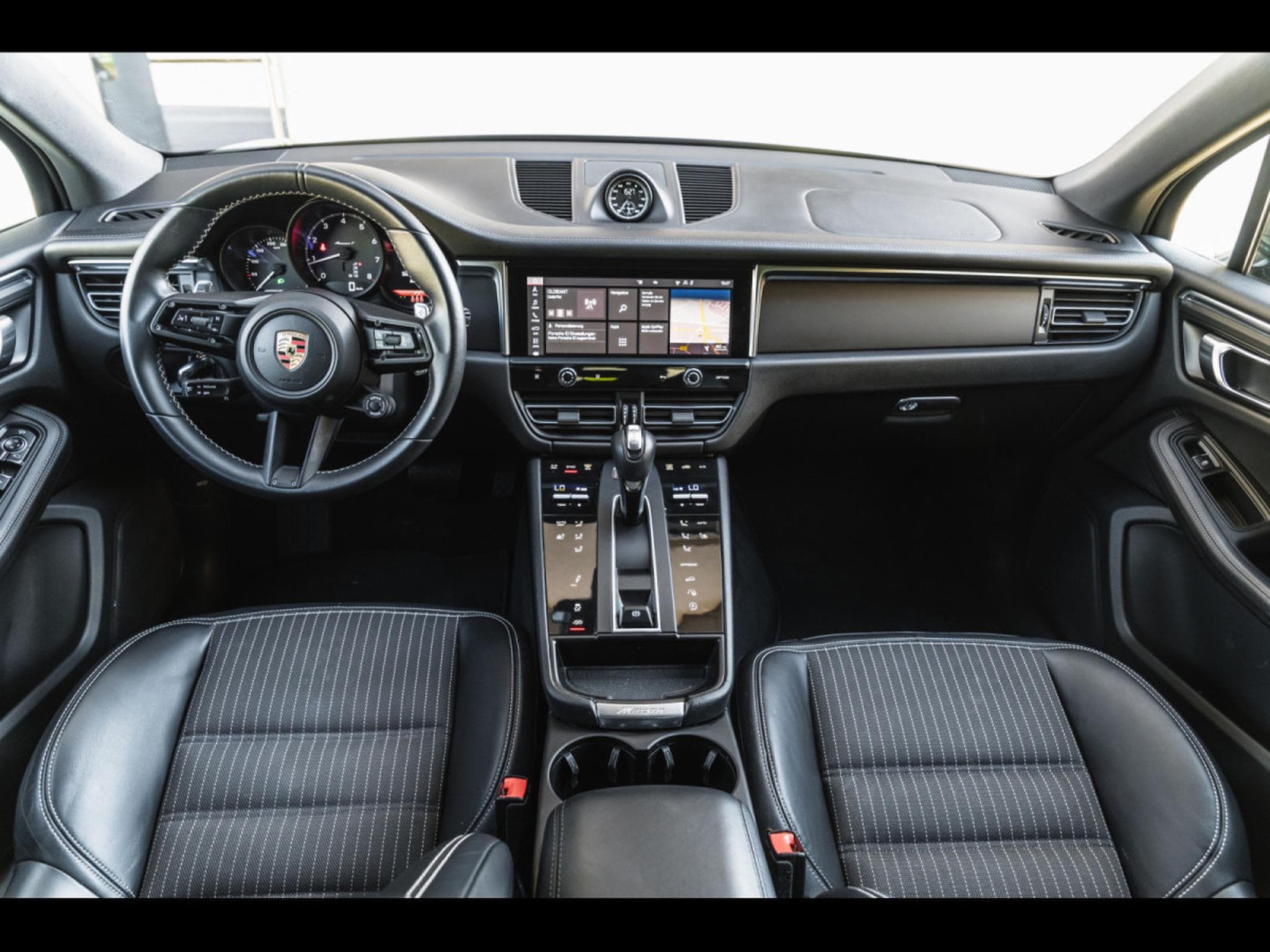 Porsche Macan III T PDK (2023) - Photo 9