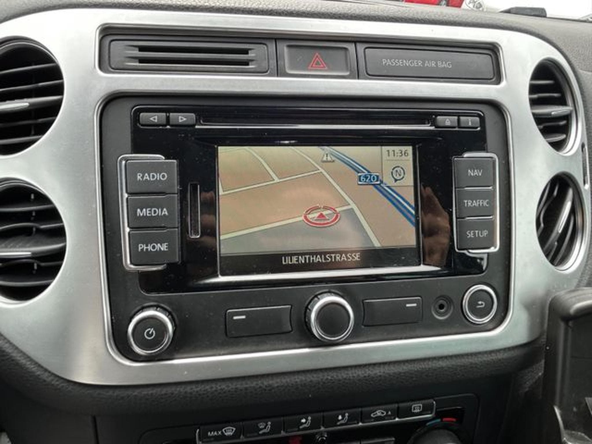 VW Tiguan Tiguan Lounge Sport &amp; Style BMT *Bi-Xenon*Navi* (2015) - Photo 11