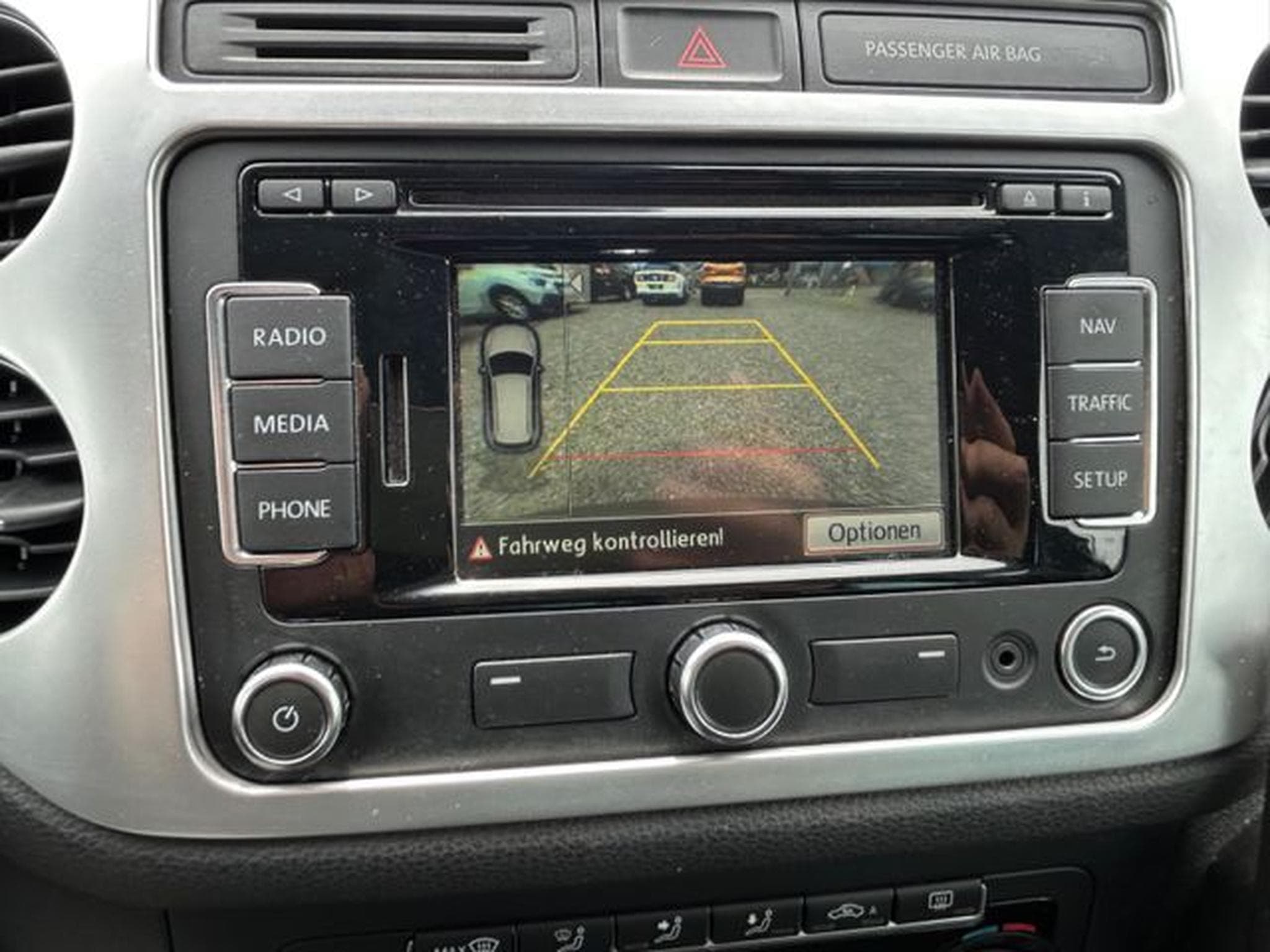 VW Tiguan Tiguan Lounge Sport &amp; Style BMT *Bi-Xenon*Navi* (2015) - Photo 12