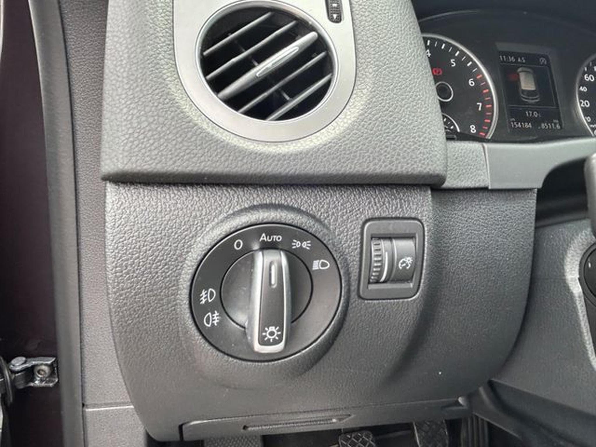 VW Tiguan Tiguan Lounge Sport &amp; Style BMT *Bi-Xenon*Navi* (2015) - Photo 15