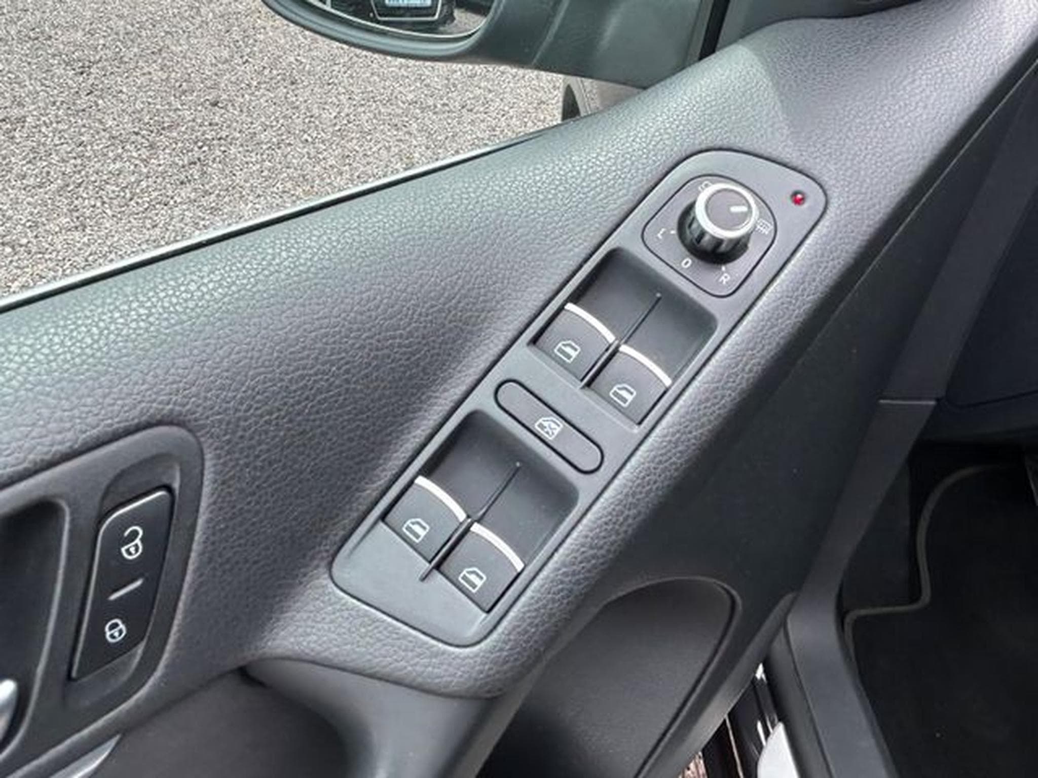 VW Tiguan Tiguan Lounge Sport &amp; Style BMT *Bi-Xenon*Navi* (2015) - Photo 16
