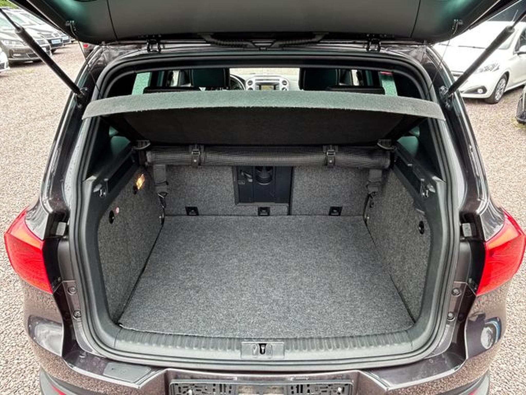 VW Tiguan Tiguan Lounge Sport &amp; Style BMT *Bi-Xenon*Navi* (2015) - Photo 17