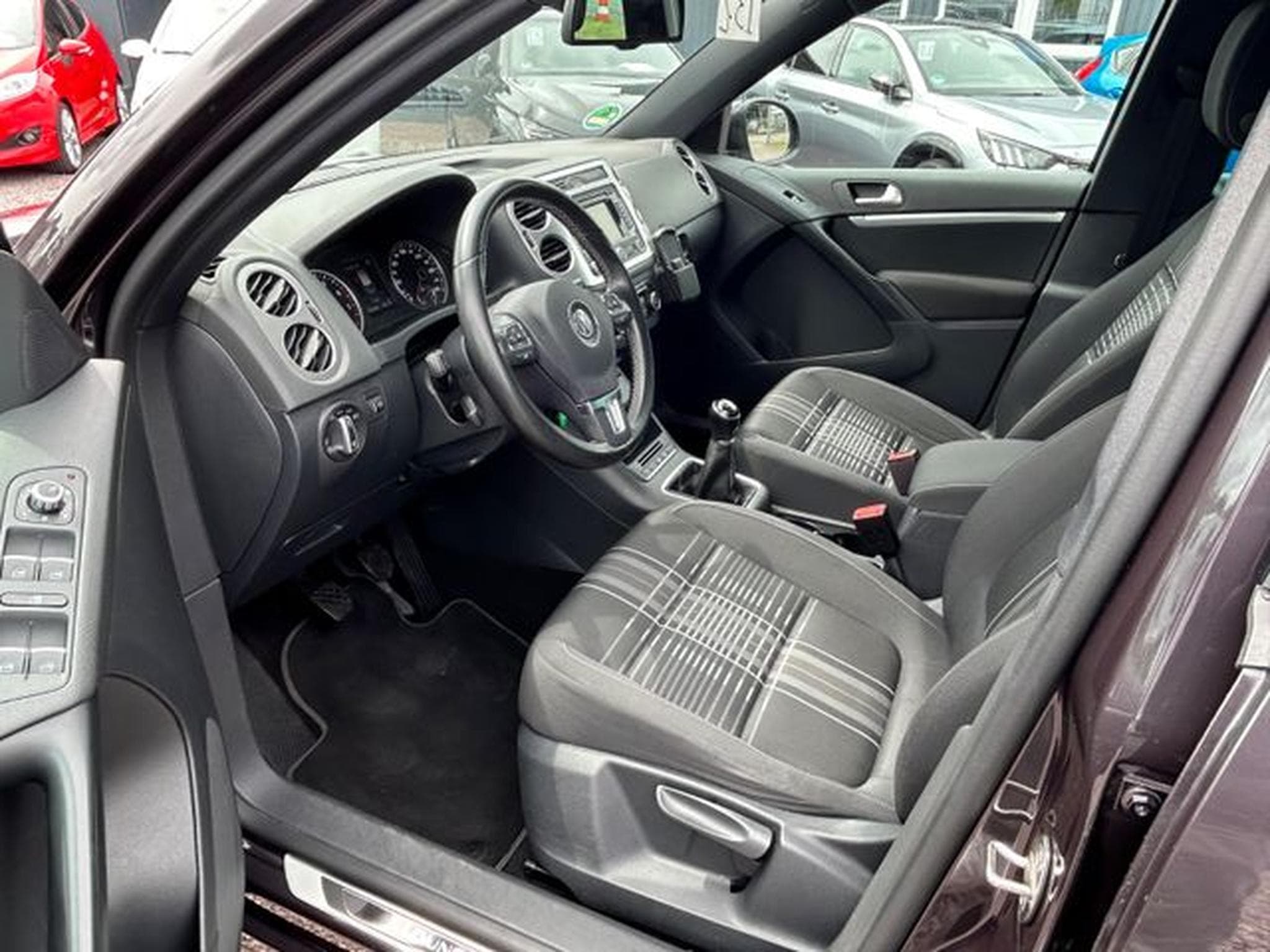 VW Tiguan Tiguan Lounge Sport &amp; Style BMT *Bi-Xenon*Navi* (2015) - Photo 7