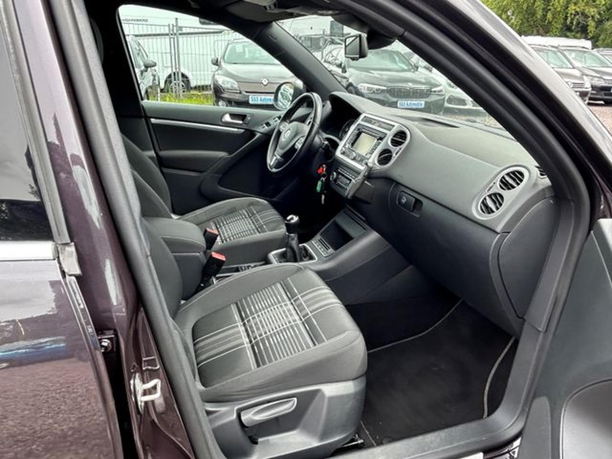 VW Tiguan Tiguan Lounge Sport &amp; Style BMT *Bi-Xenon*Navi* (2015) - Photo 9