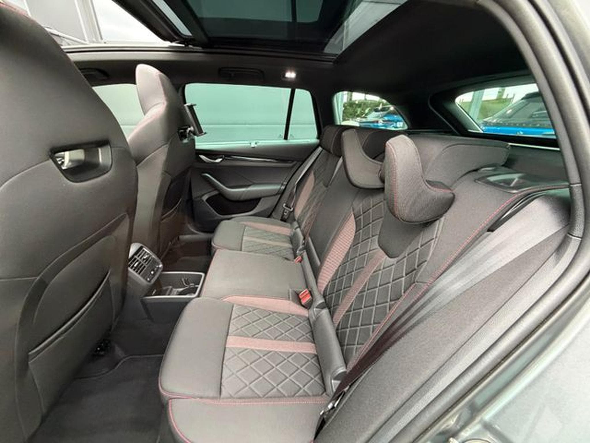 Skoda Octavia Octavia Kombi 2.0TSI RS Facelift Pano Canton ACC (2025) - Photo 13
