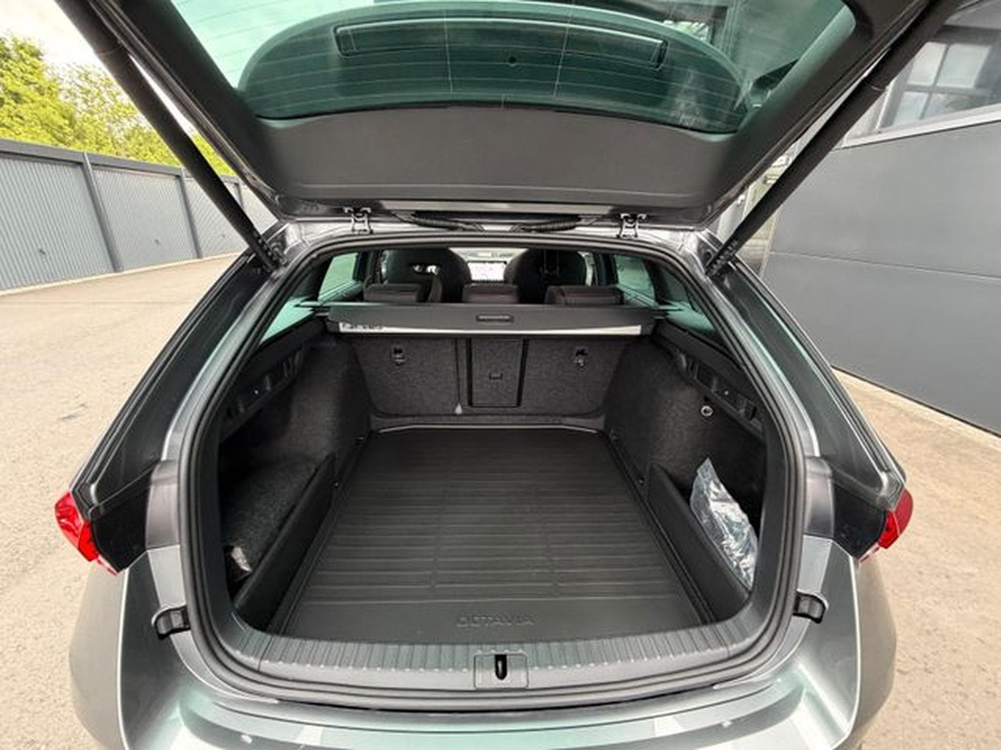 Skoda Octavia Octavia Kombi 2.0TSI RS Facelift Pano Canton ACC (2025) - Photo 14