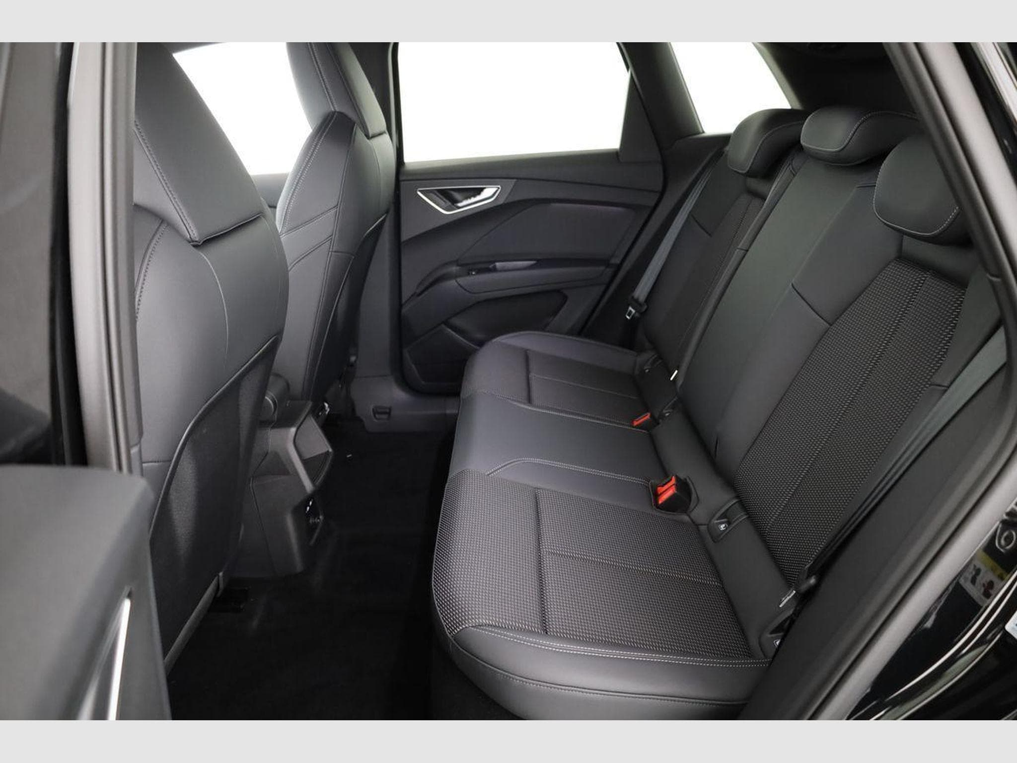 Audi Q4 e-tron 45 e-tron basis quattro (2026) - Photo 11