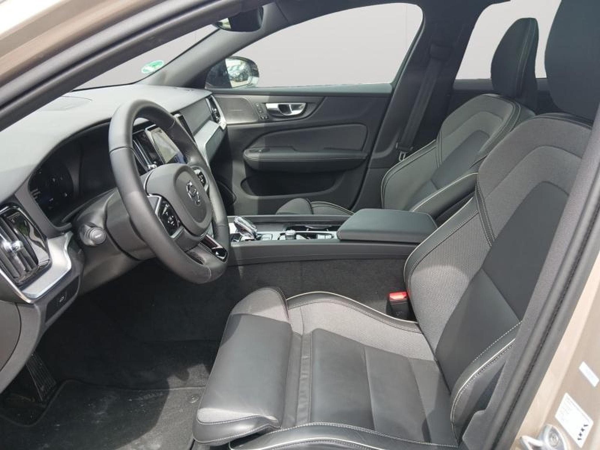 Volvo V60 B4 Plus Dark / Essence (2025) - Foto 30