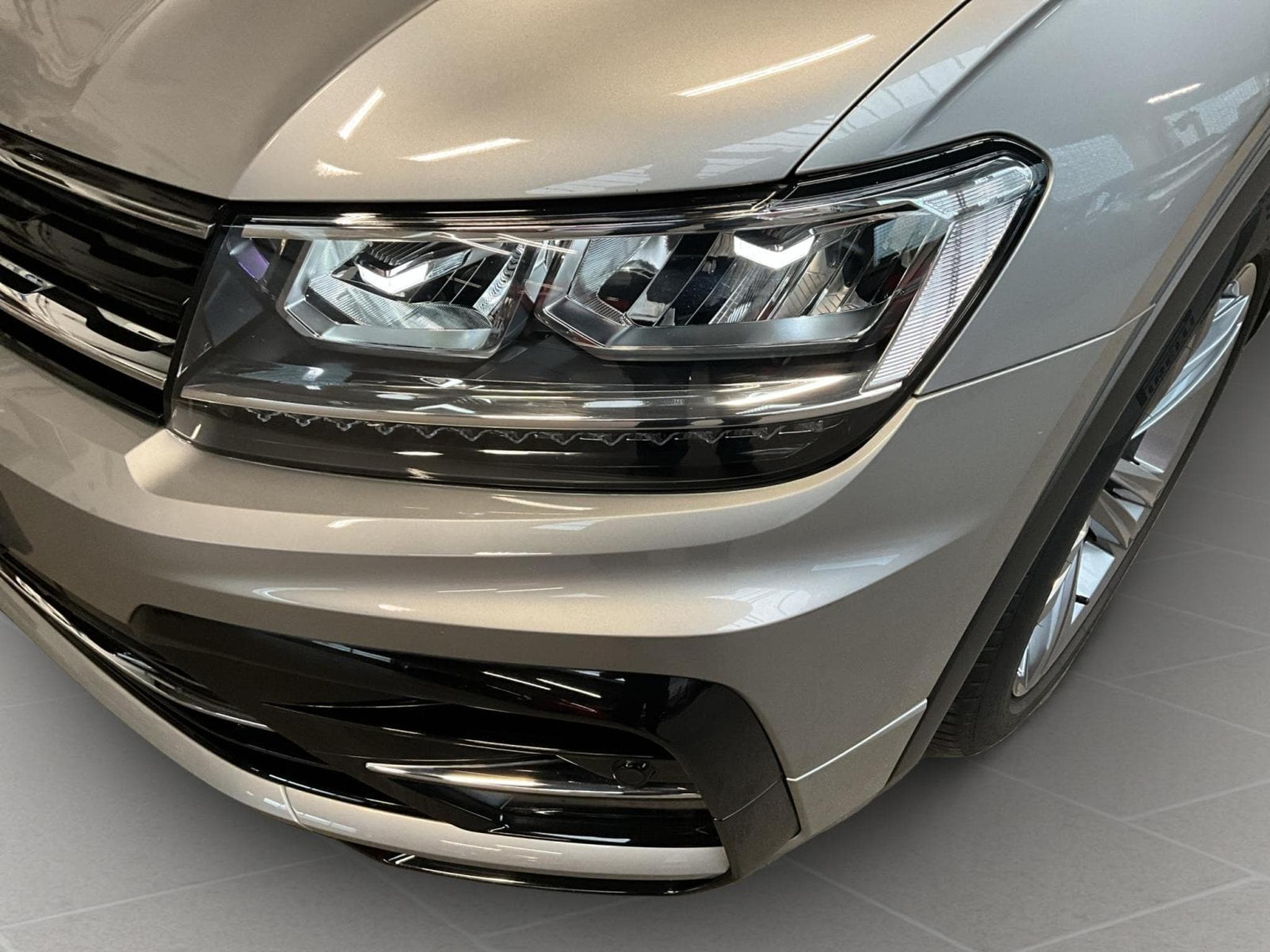 VW Tiguan Highline+R-Line+4M+DSG+AHK (2020) - Foto 17
