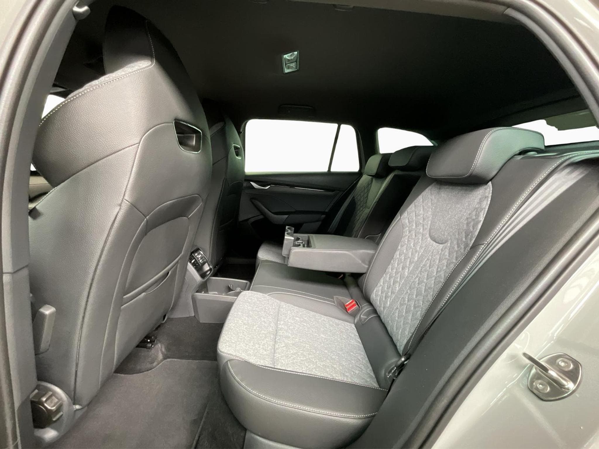 Skoda Octavia Combi+Sportline+DSG+P.Comfort+AHK+P.Light&View (2025) - Foto 19