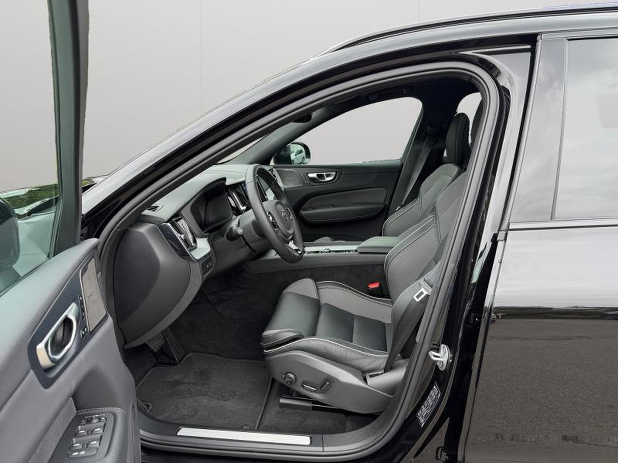 Volvo XC60 T6 Plus Dark / Hybride KIT HIVER INCLUS (2025) - Photo 10