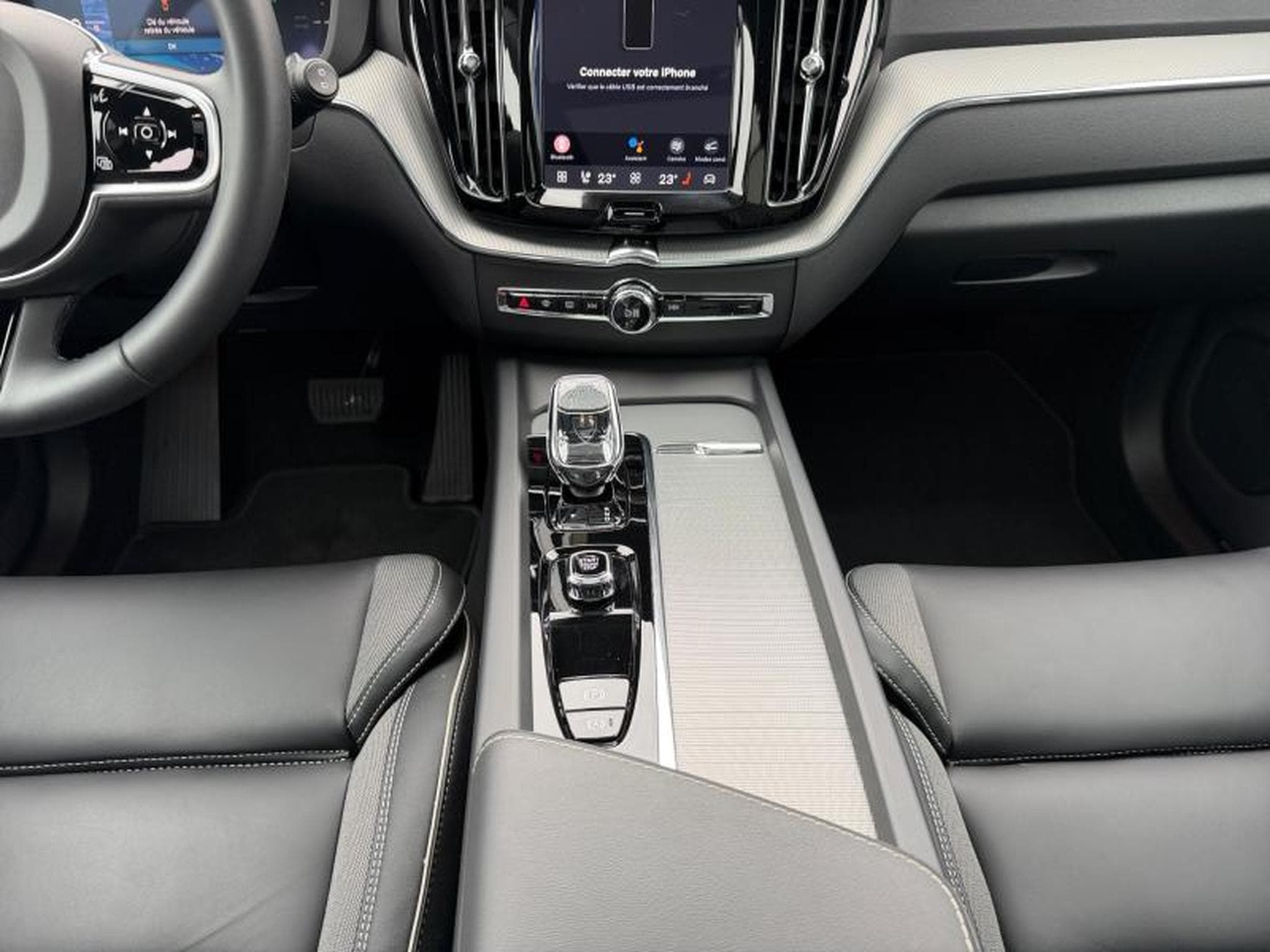 Volvo XC60 T6 Plus Dark / Hybride KIT HIVER INCLUS (2025) - Photo 11