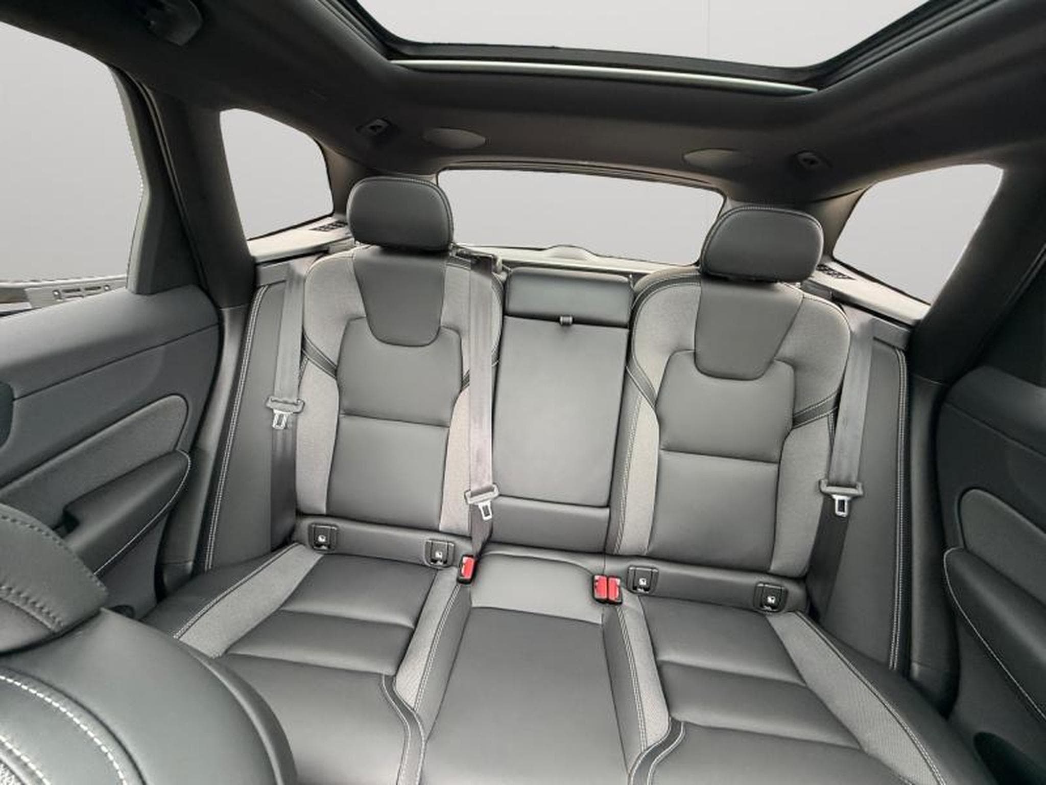 Volvo XC60 T6 Plus Dark / Hybride KIT HIVER INCLUS (2025) - Photo 13