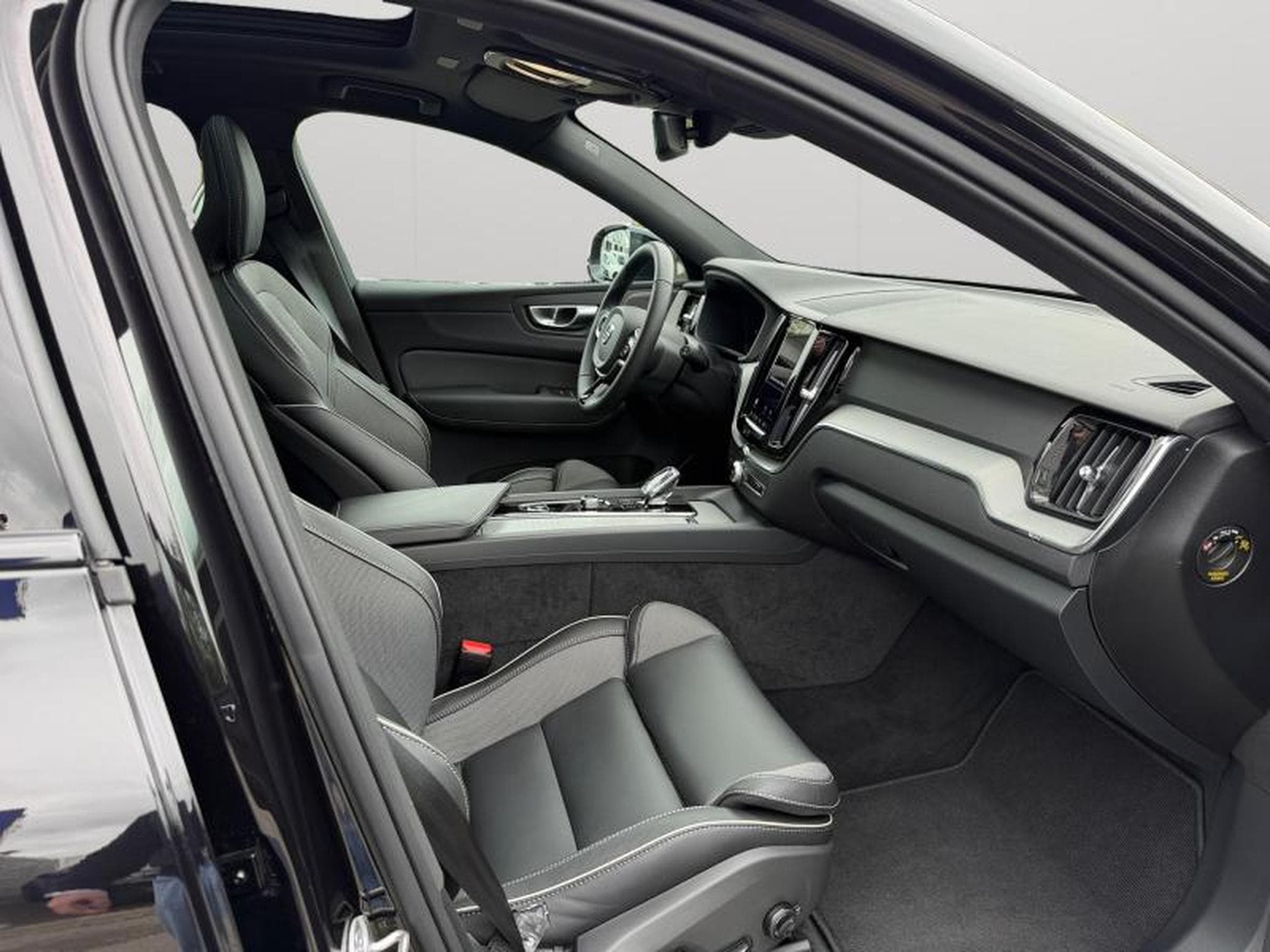 Volvo XC60 T6 Plus Dark / Hybride KIT HIVER INCLUS (2025) - Photo 15
