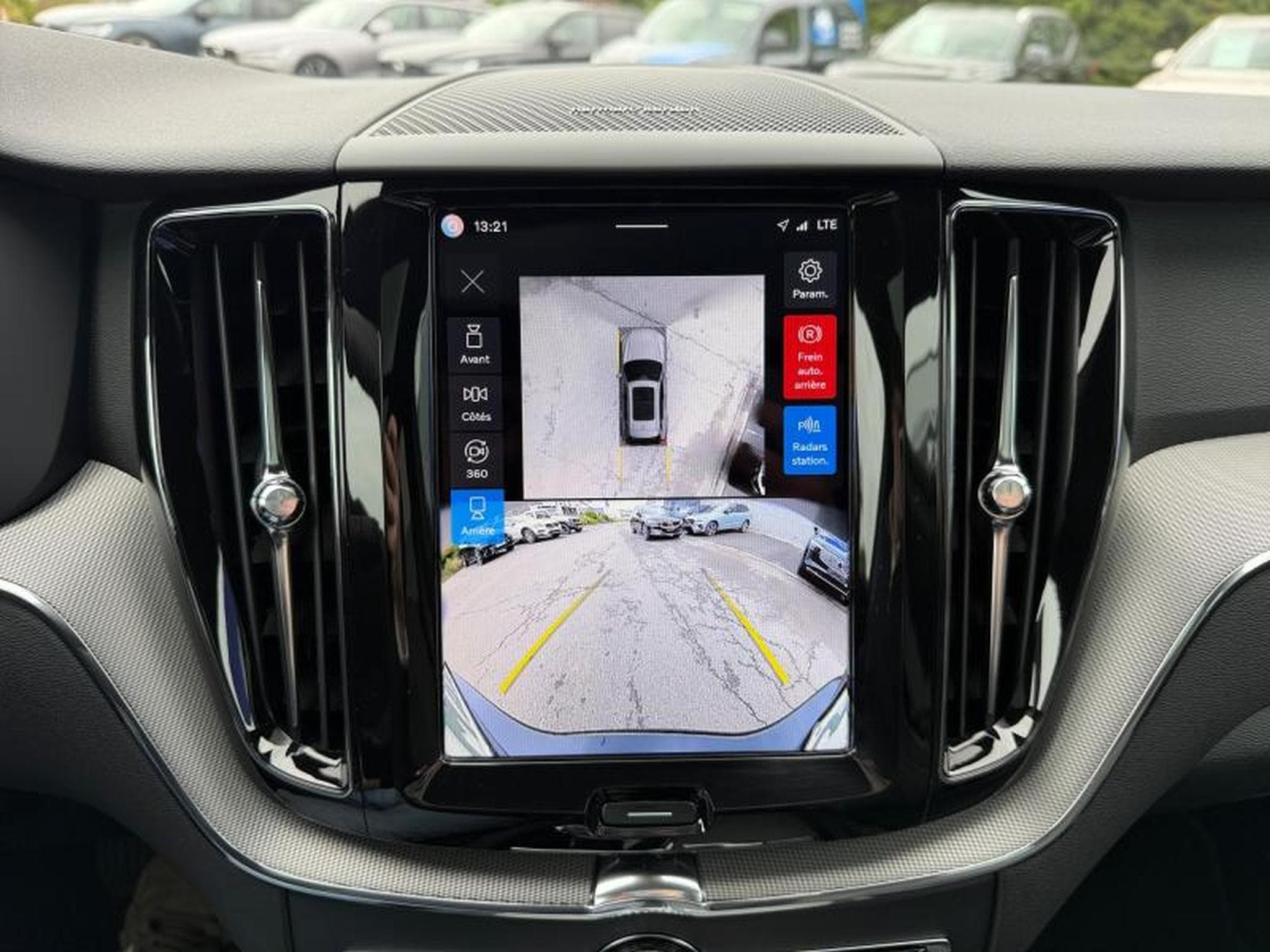 Volvo XC60 T6 Plus Dark / Hybride KIT HIVER INCLUS (2025) - Photo 17