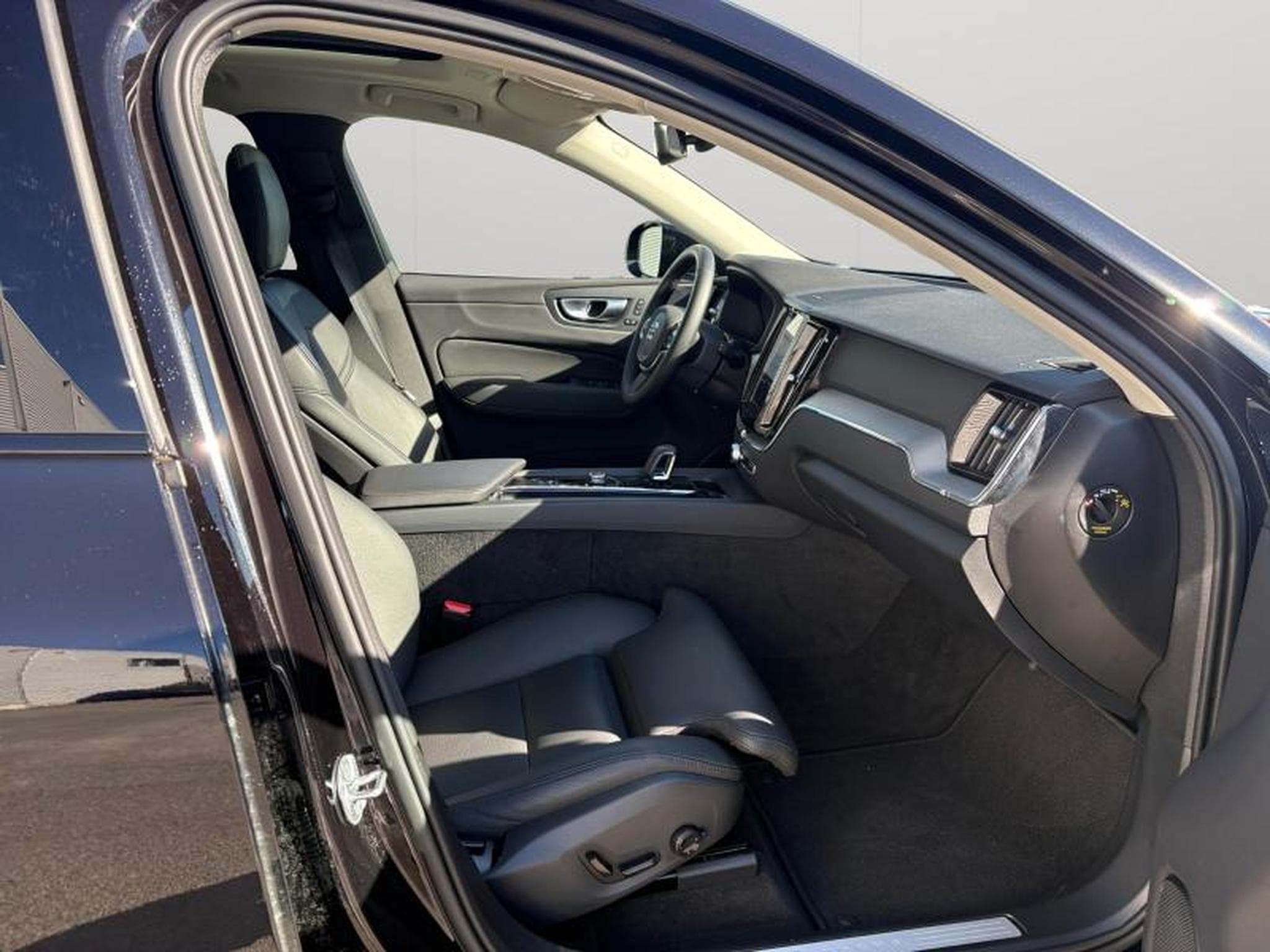 Volvo XC60 T8 Plus Dark / Hybride KIT HIVER INCLUS (2025) - Photo 15
