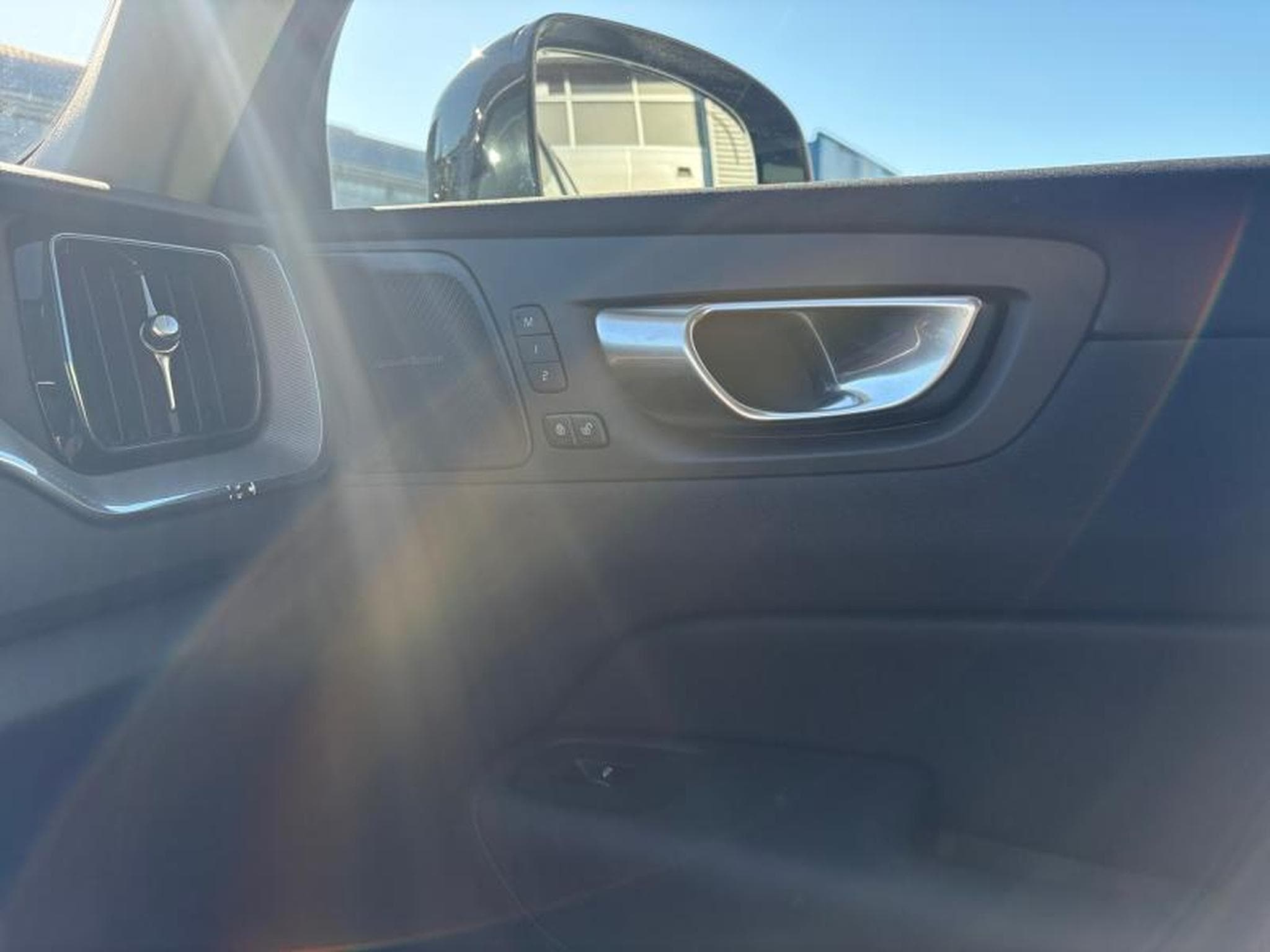 Volvo XC60 T8 Plus Dark / Hybride KIT HIVER INCLUS (2025) - Photo 21