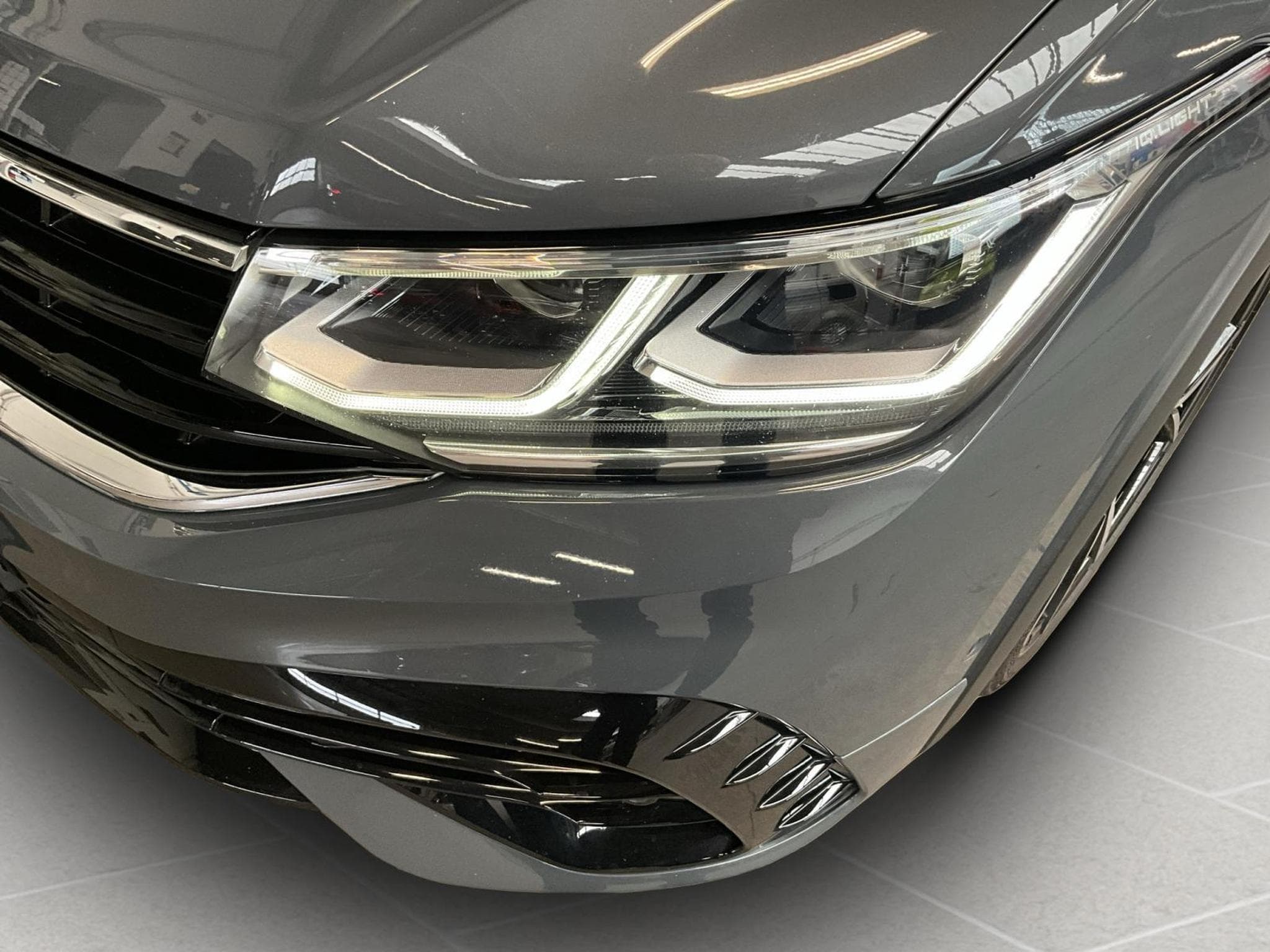 VW Tiguan R+DSG+4Motion+Led+Pano+AHK+Akrapovic (2022) - Foto 9