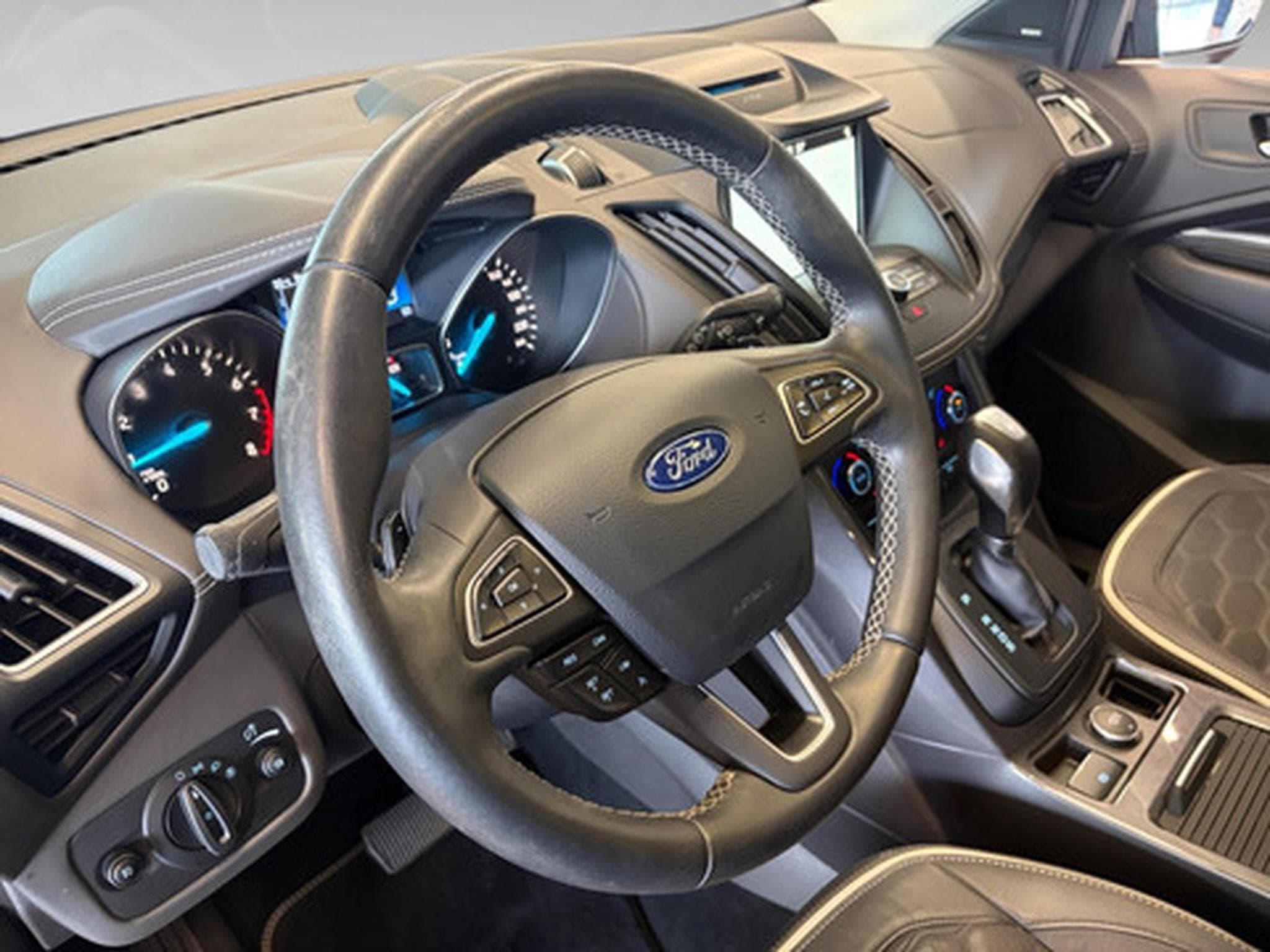 Ford Kuga 1.5i EcoB. 4x4 134kW Aut. Vignale (2018) - Photo 8