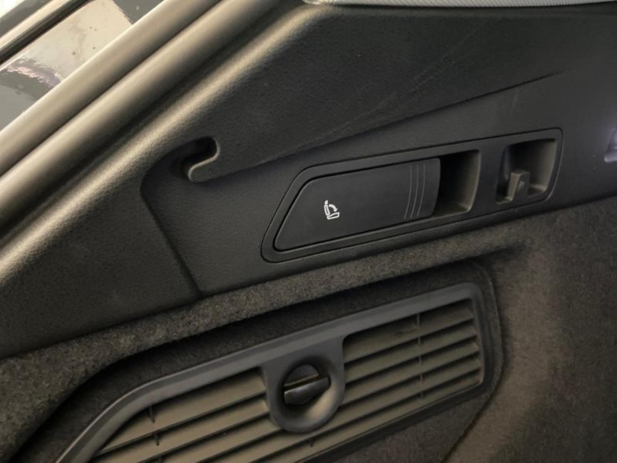 Audi e-tron 55 408ch e-quattro (2021) - Photo 24