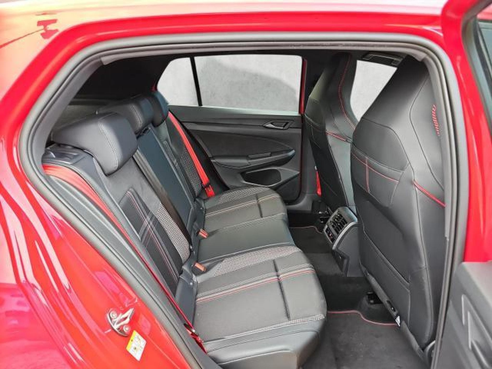 VW Golf 2.0 TSI 239 kW GTI Edition 50 (2026) - Photo 13