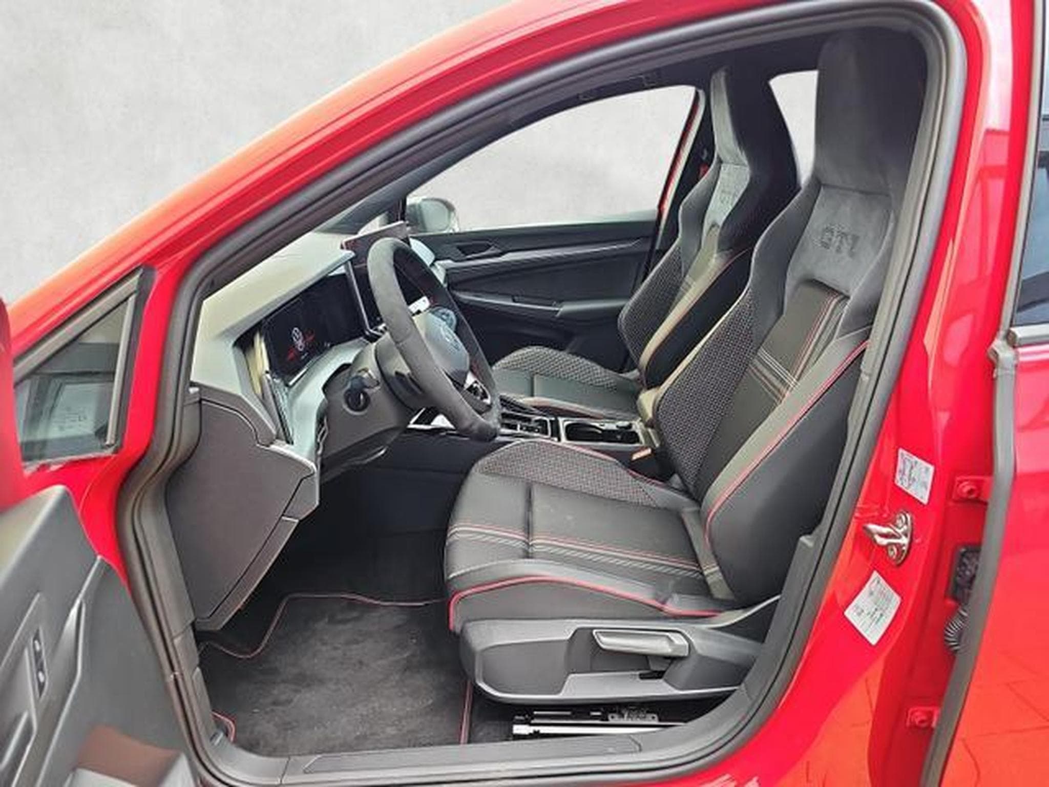 VW Golf 2.0 TSI 239 kW GTI Edition 50 (2026) - Photo 9