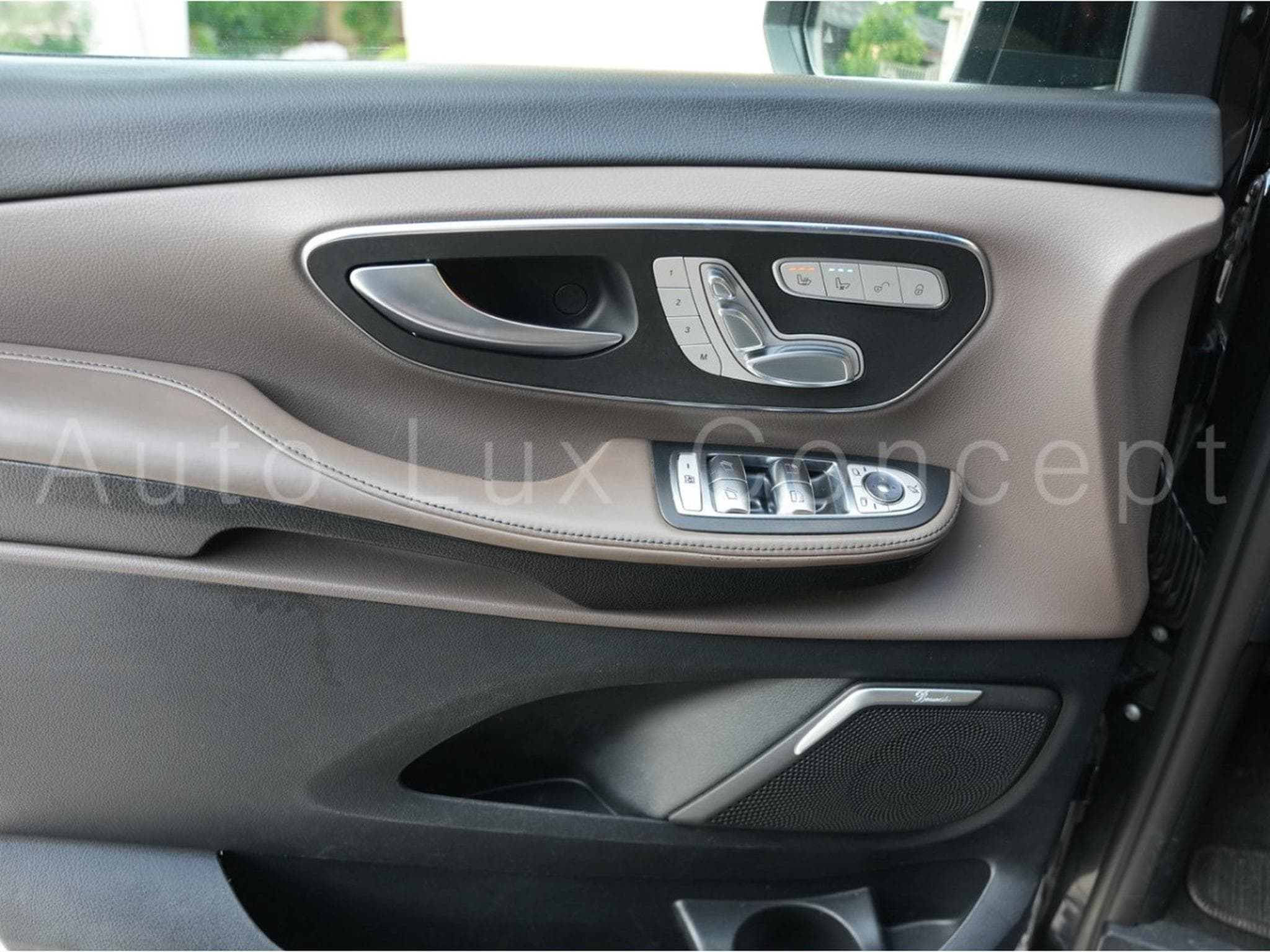 Mercedes V 300 d 4MATIC XL AVANTGARDE AMG Line 9G-TRONIC (2022) - Photo 12